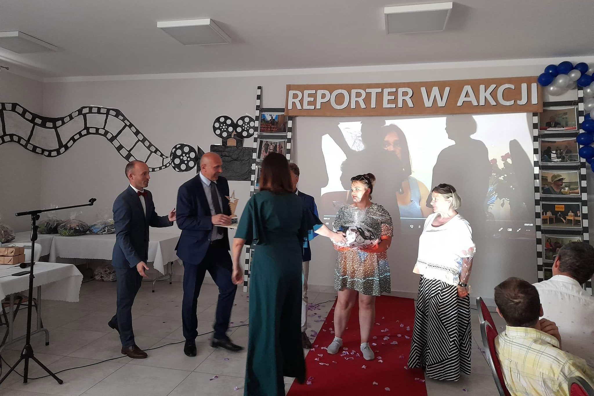 grupa kilku osób otrzymuje nagrody