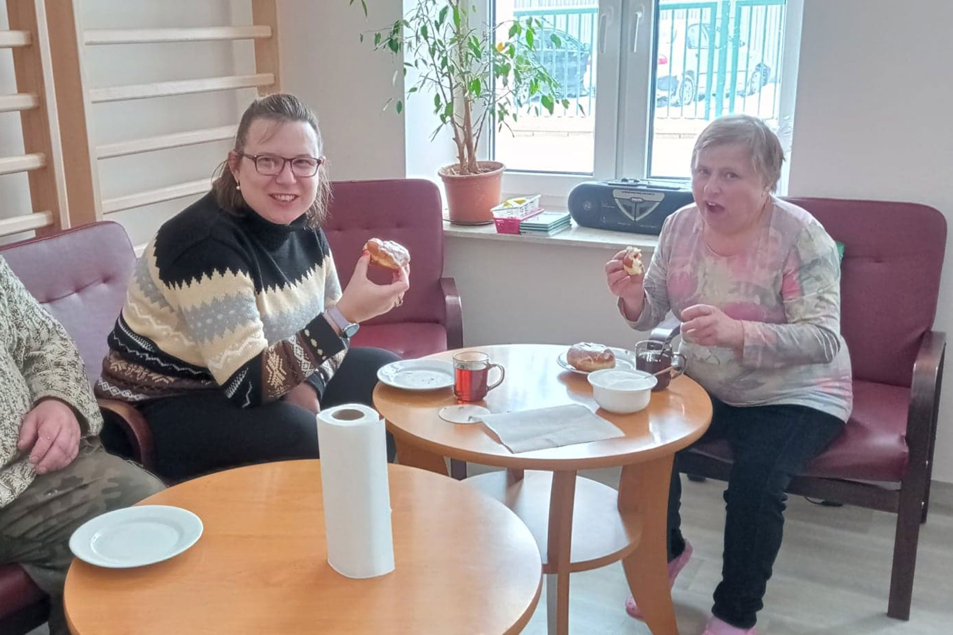 Dwóch uczestników jedzących pączki
