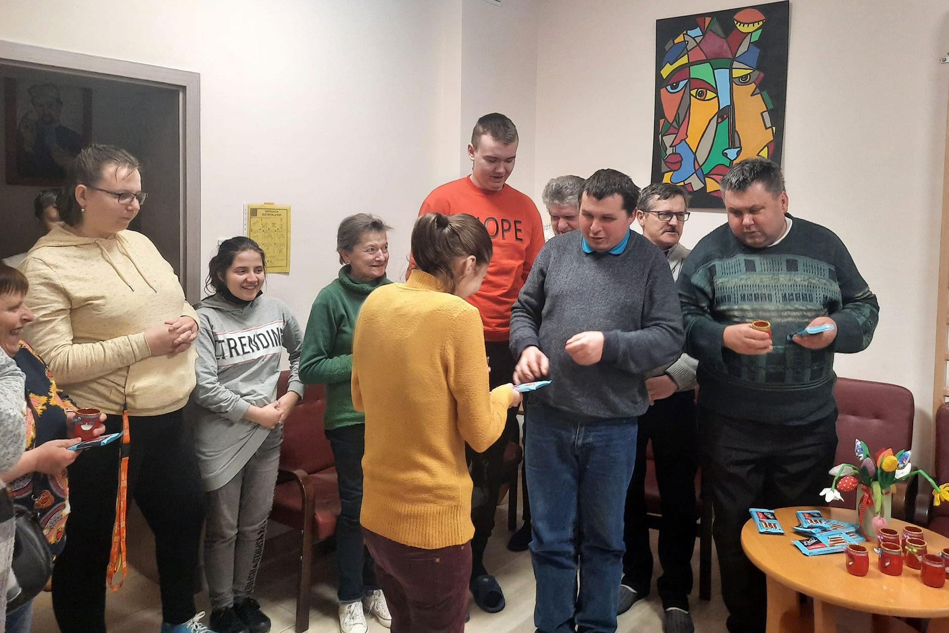Mężczyzni składają życzenia kobietom z okazji ich dnia