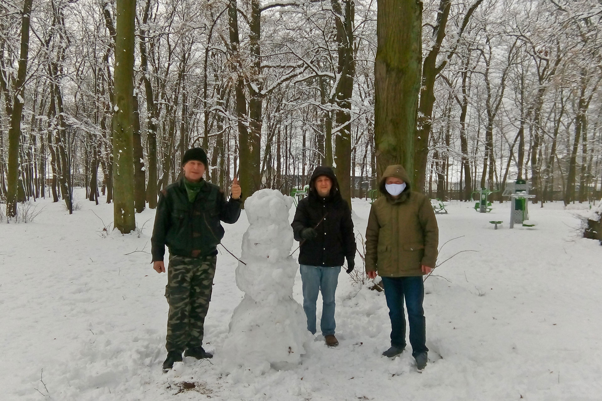 Trzech uczestników ŚDS w Parku Miejskim z bałwanem