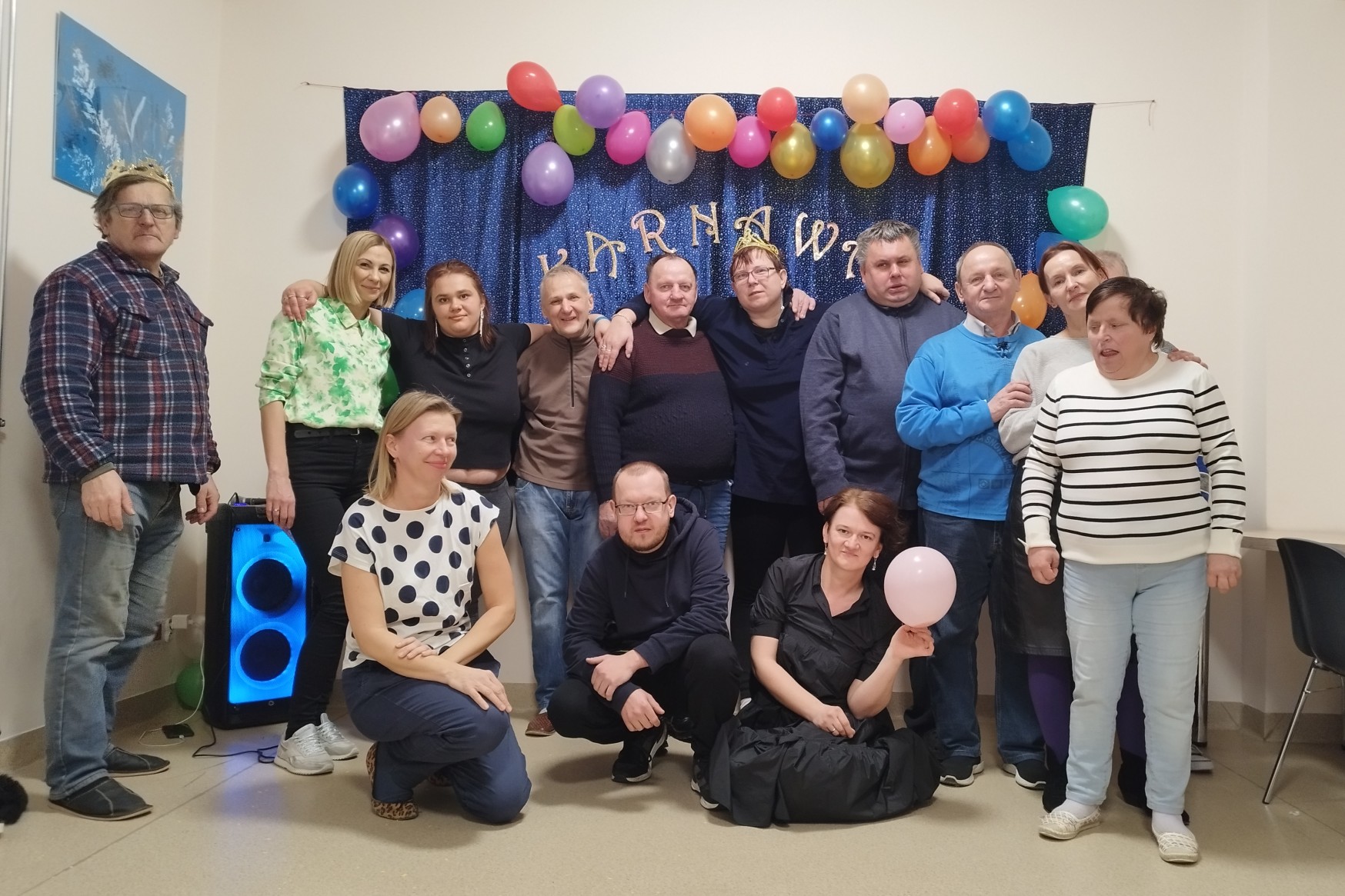 Grupa osób pozująca do zdjęcia