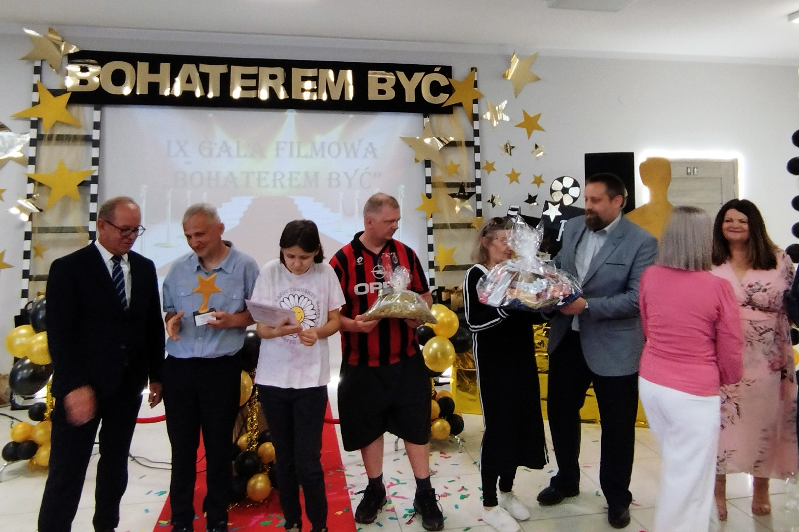 Grupa osób pozująca do zdjęcia