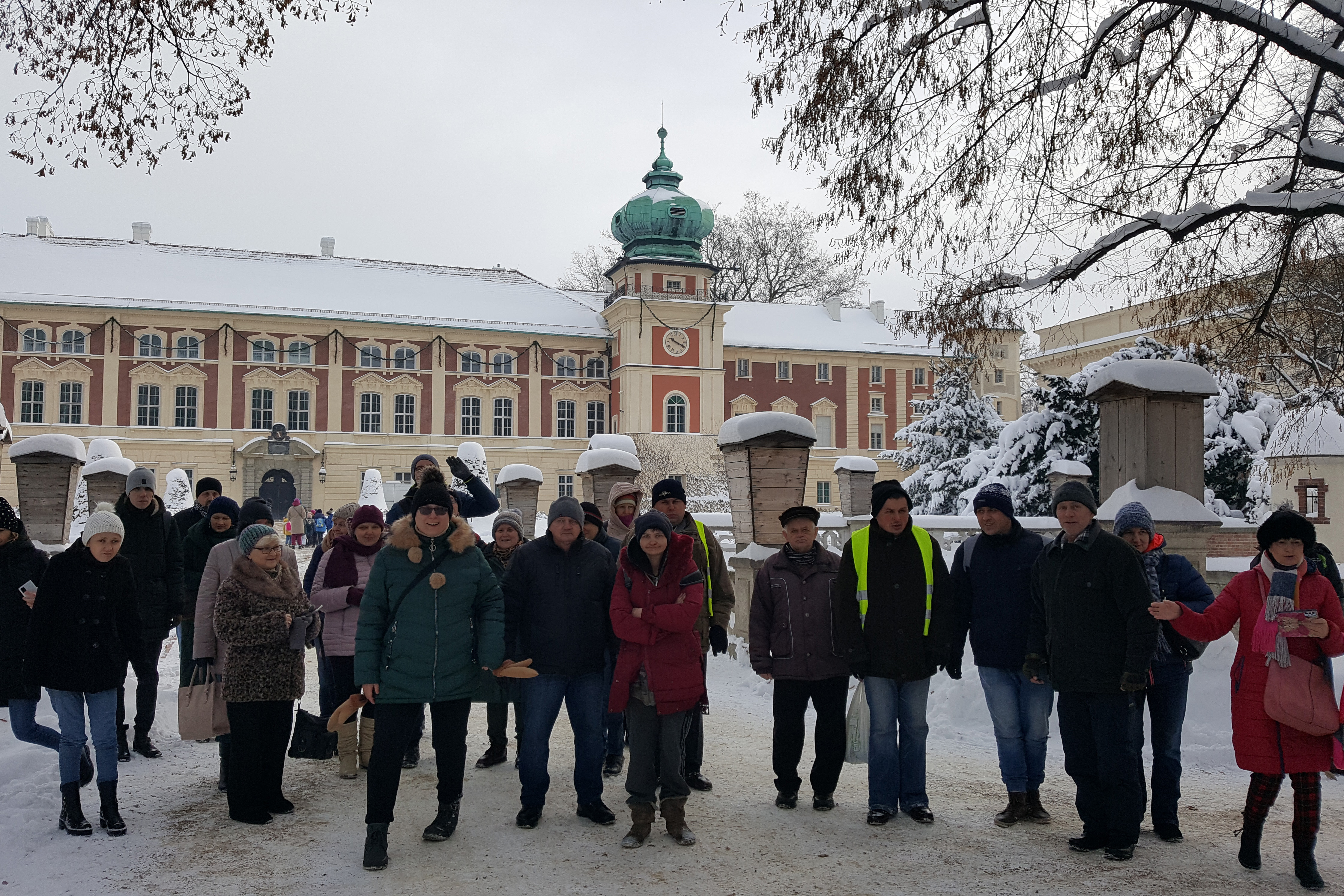 Grupa osób pozująca do zdjęcia