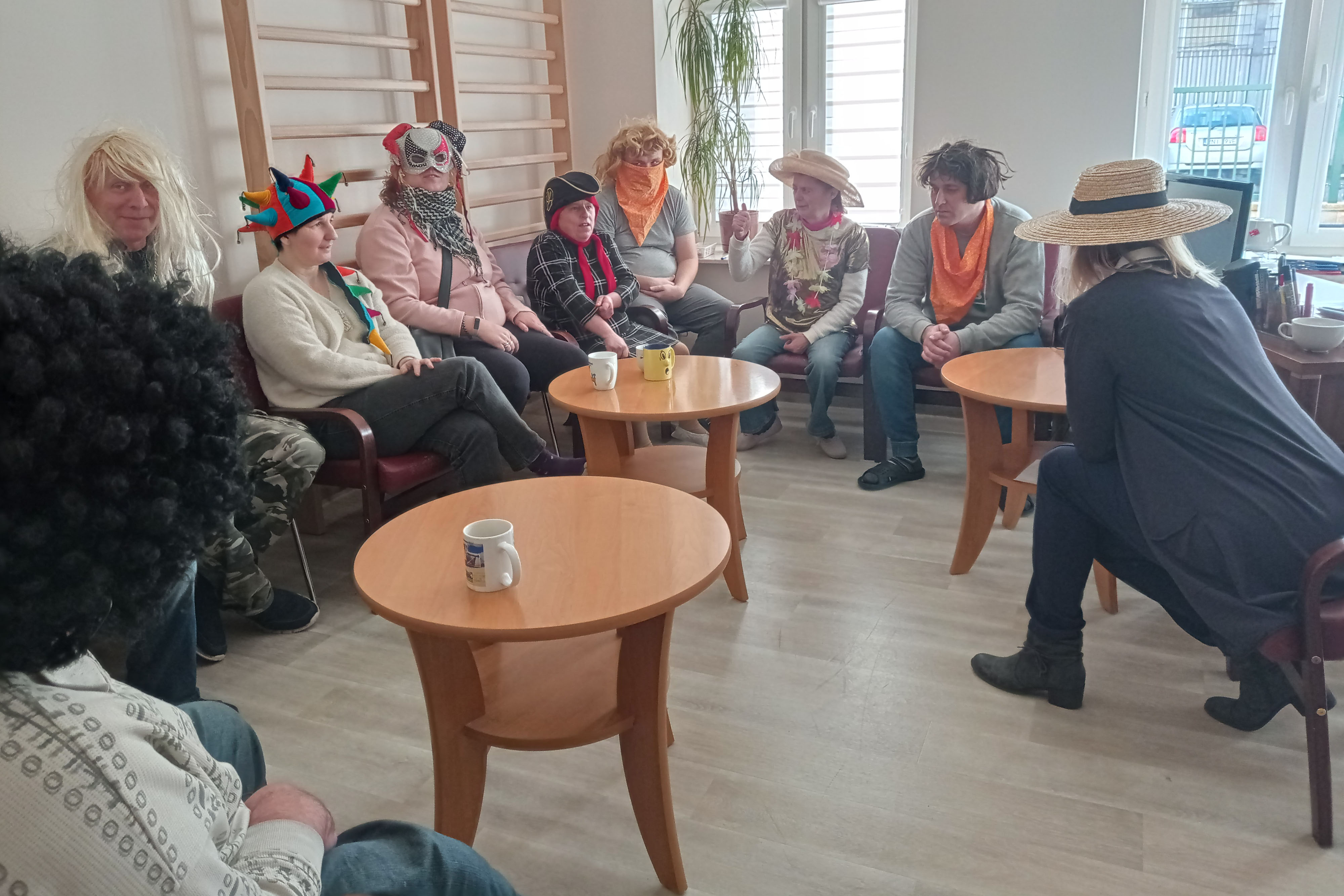 siedząca grupka osób w przebraniu