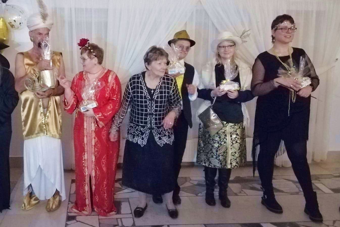 Osoby przebrane podczas balu andrzejkowego