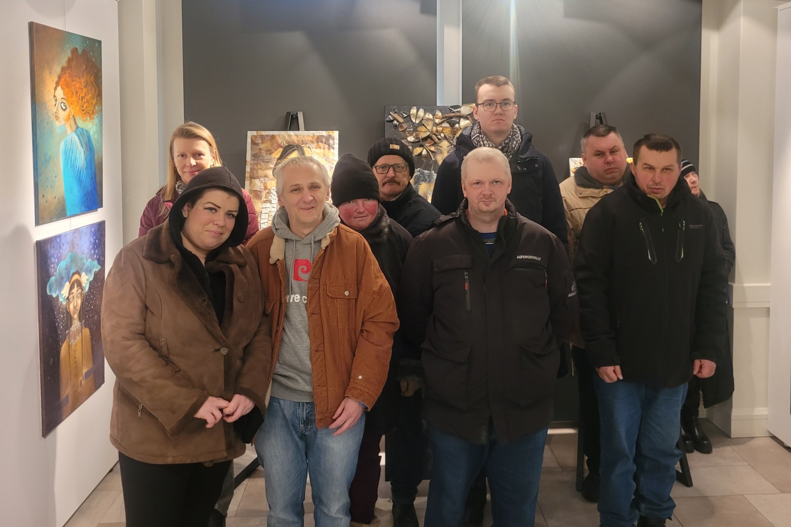 Grupa osób pozująca do zdjęcia