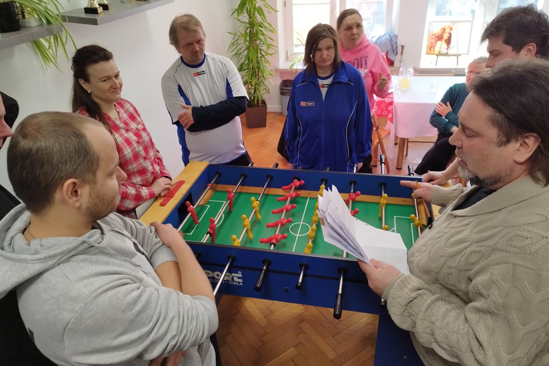 Osoby przy stole do piłkarzyków