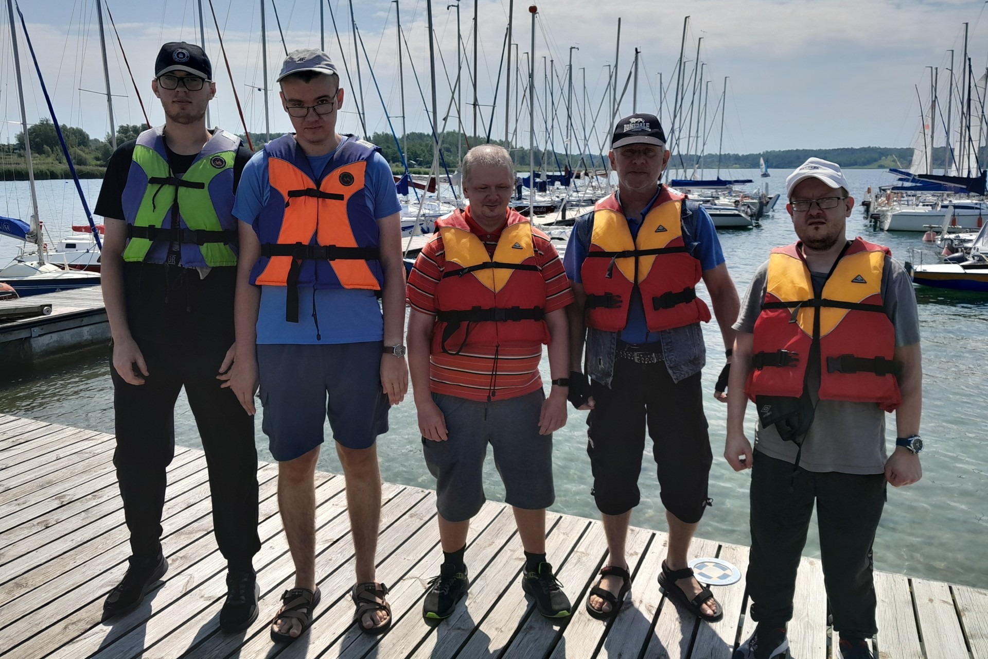 Grupa osób pozująca do zdjęcia podczas Pikniku Żeglarskiego
