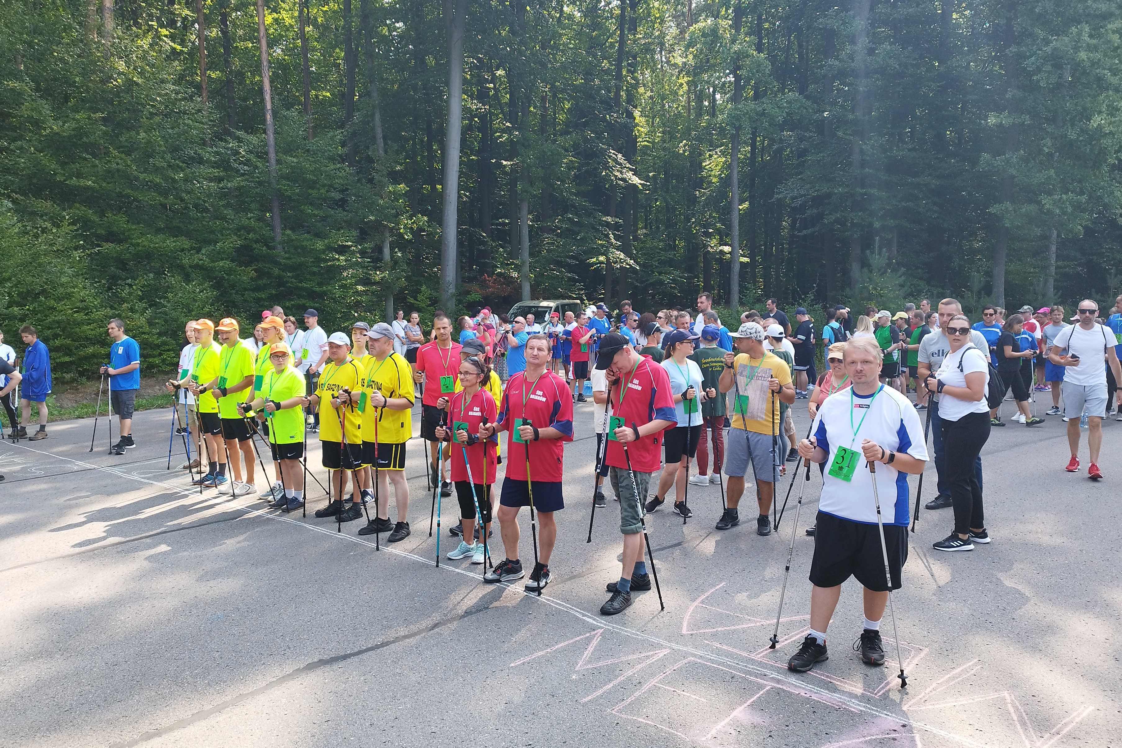 Osoby podczas zawodów nordic walking