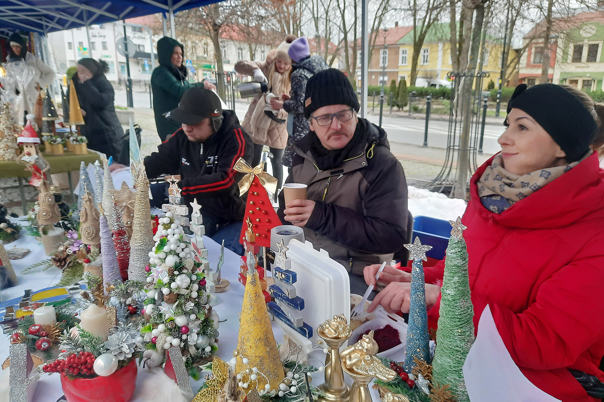 Stoisko z ozdobami świątecznymi i osoby sprzedające
