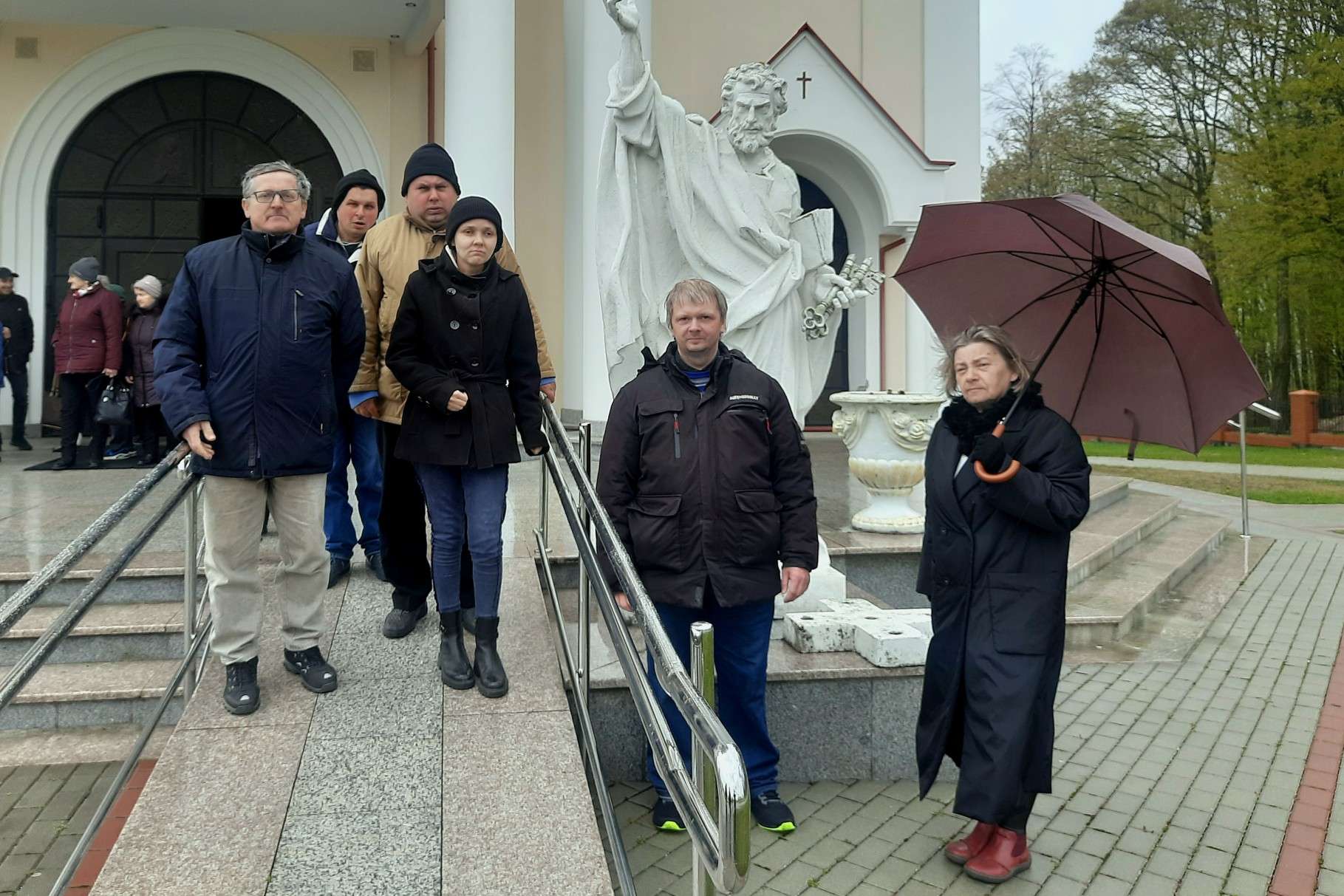 Osoby stojące przy Kościele