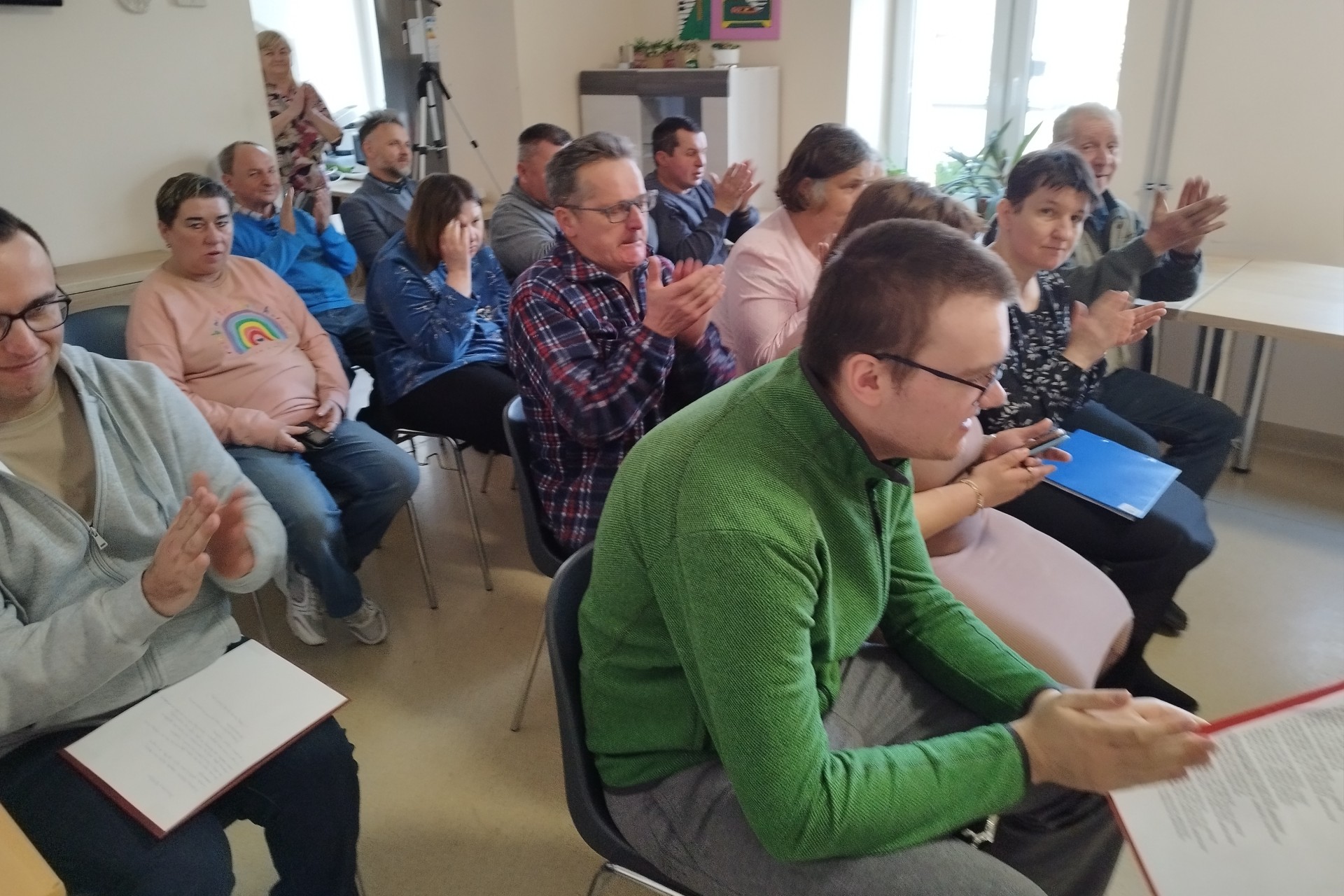 Grupa osób oglądająca występ okolicznościowy
