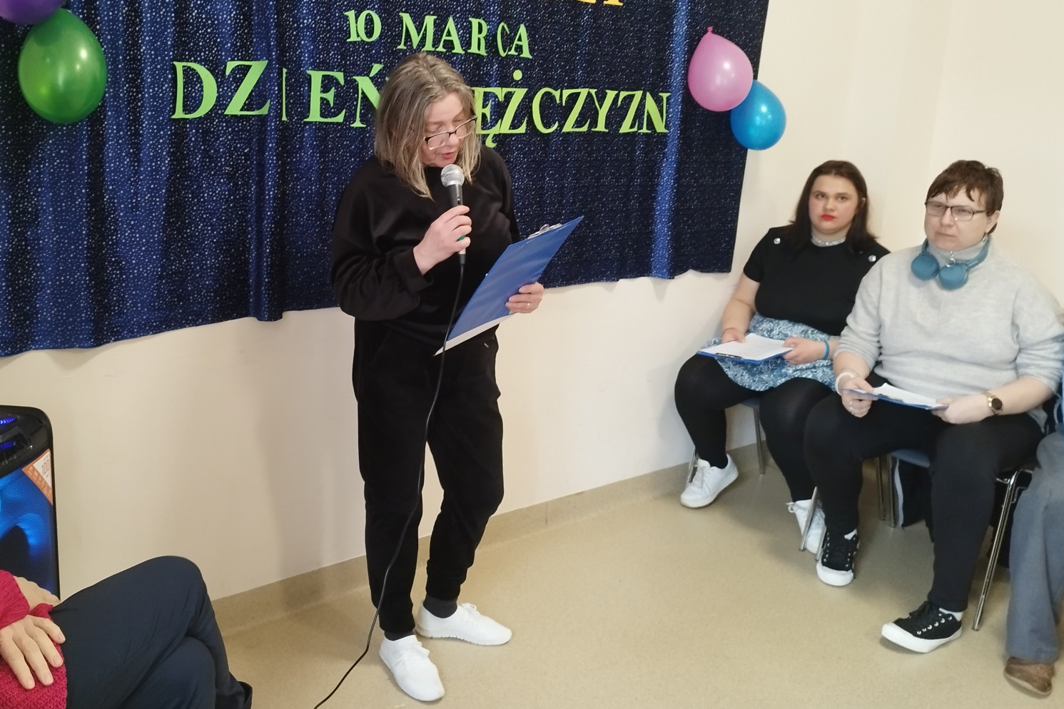 Kobieta śpiewająca do mikrofonu