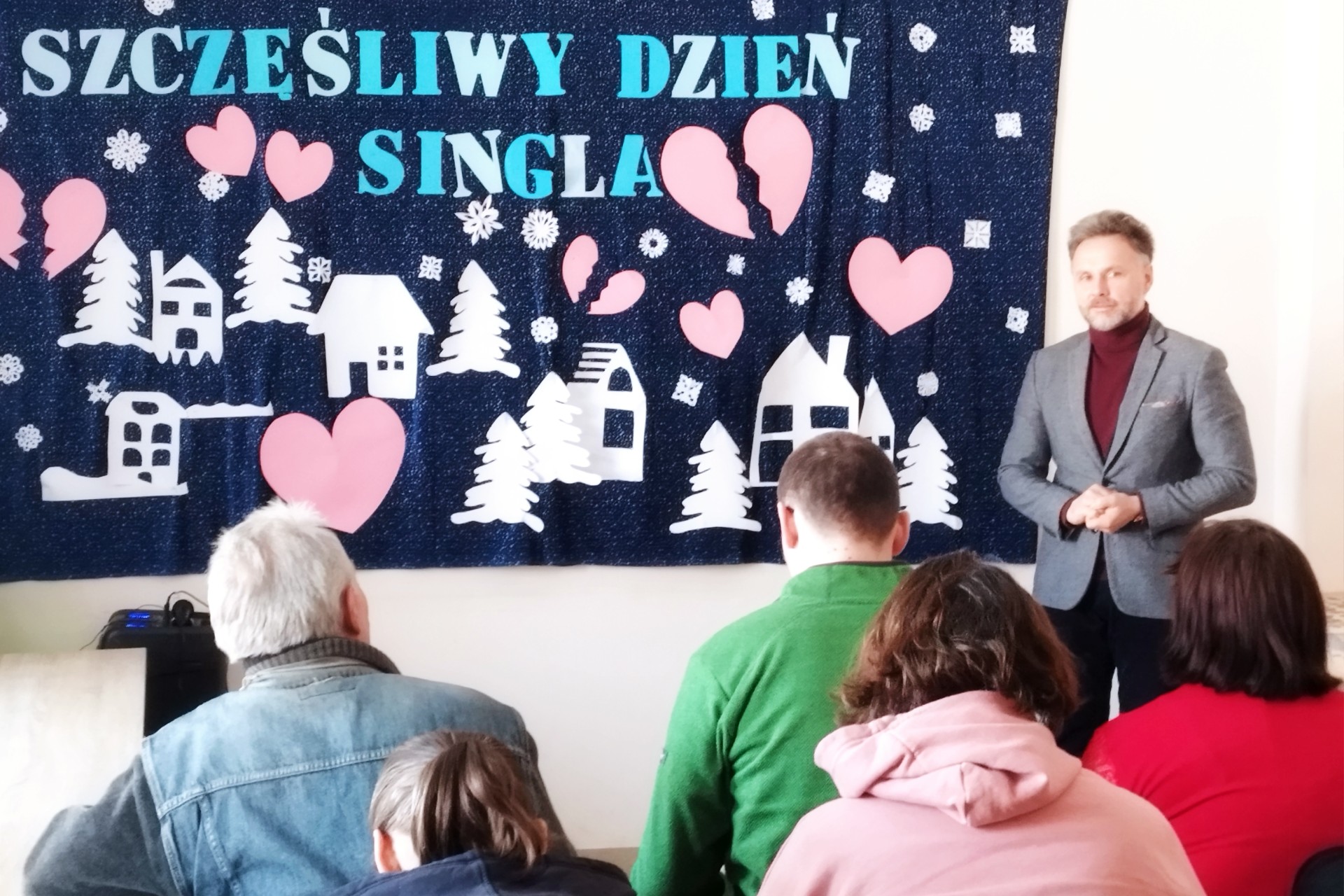 Grupa osób słuchająca występów