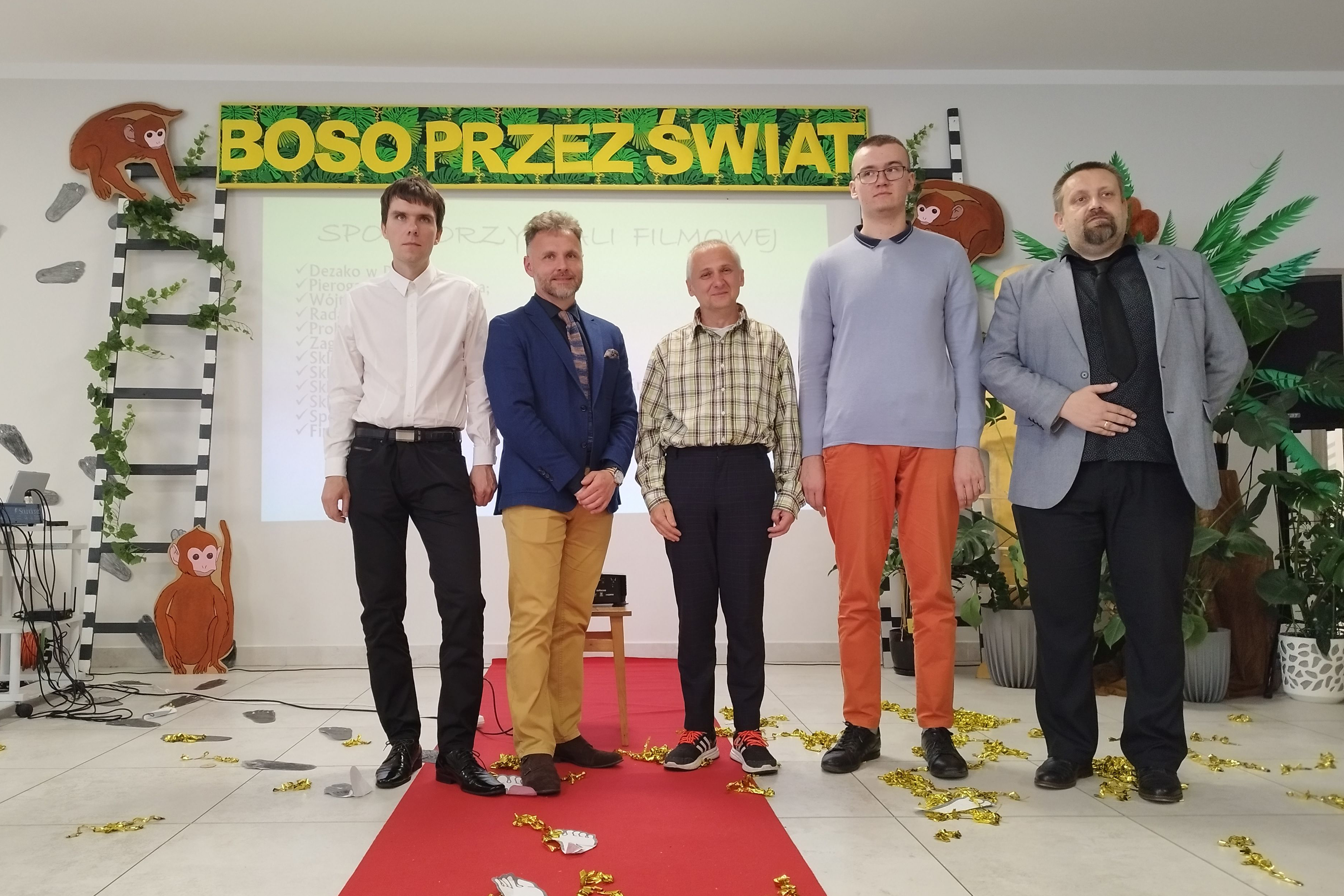 Grupa osób pozująca do zdjęcia