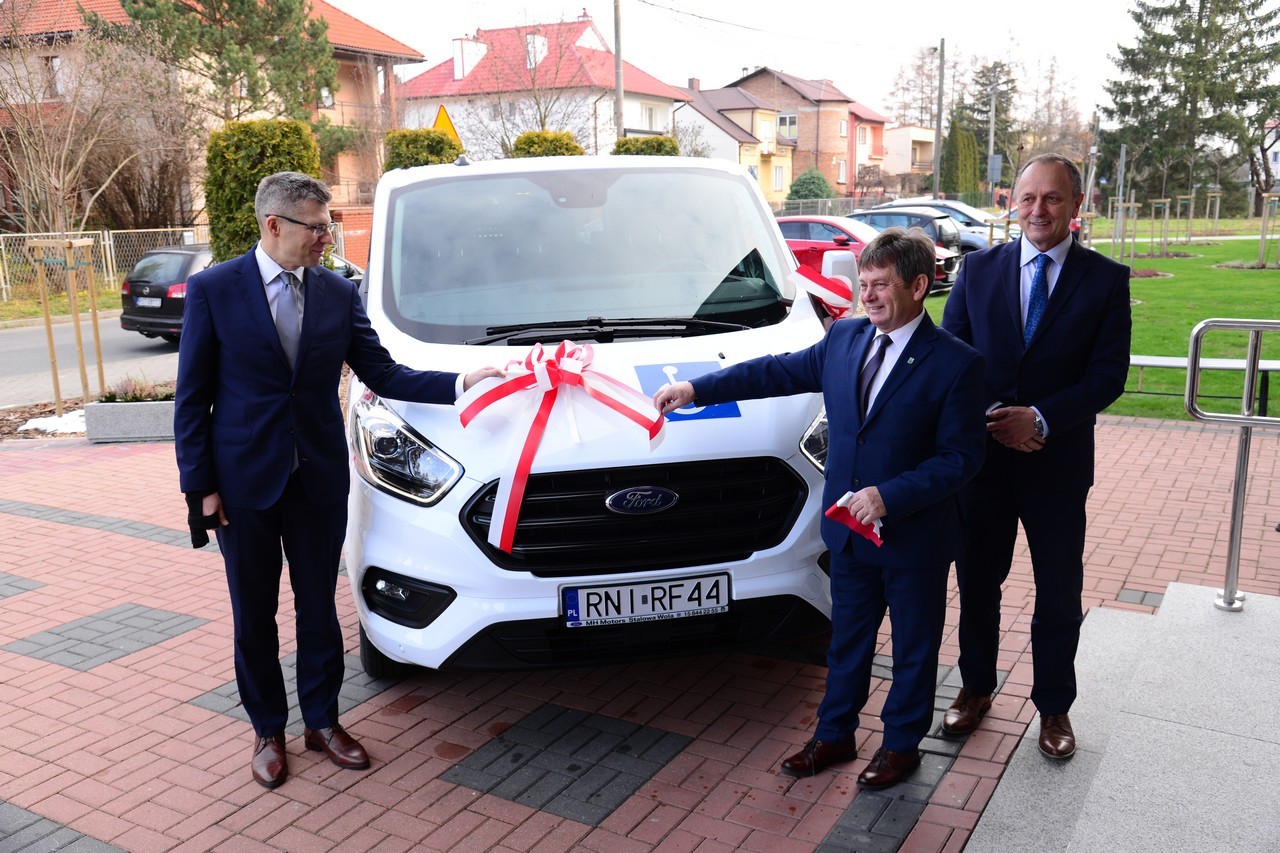 Trzech mężczyzn przy mikrobusie