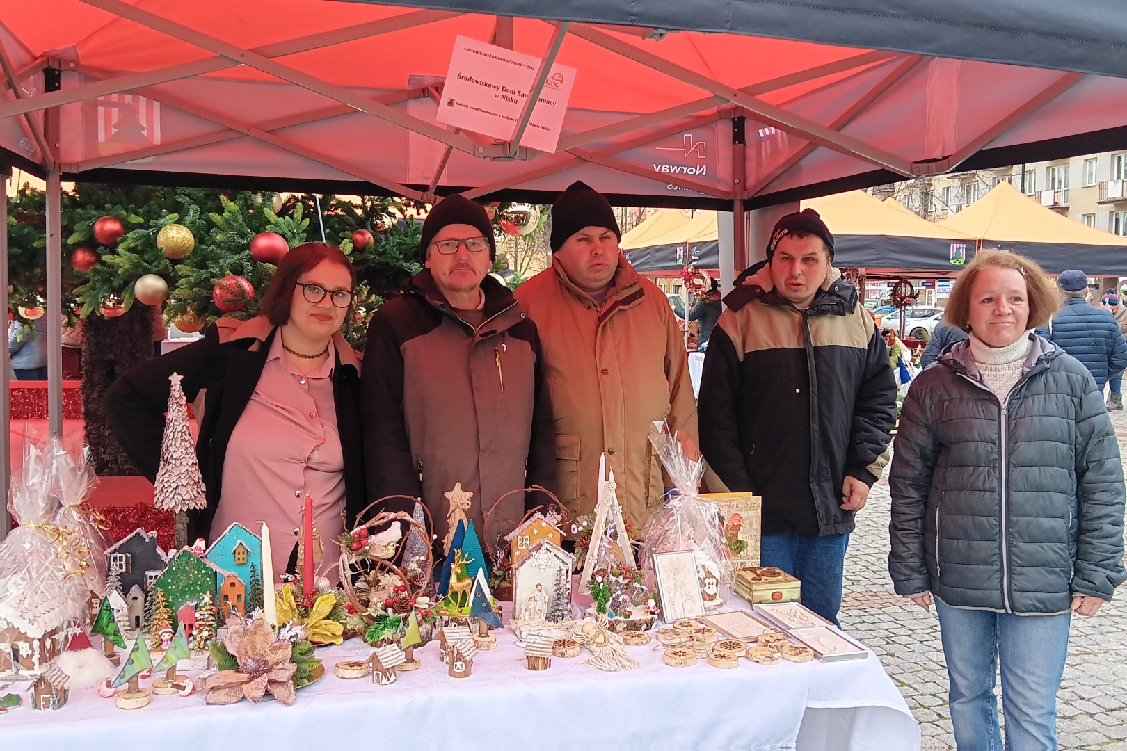 Grupa osób pozująca do zdjęcia