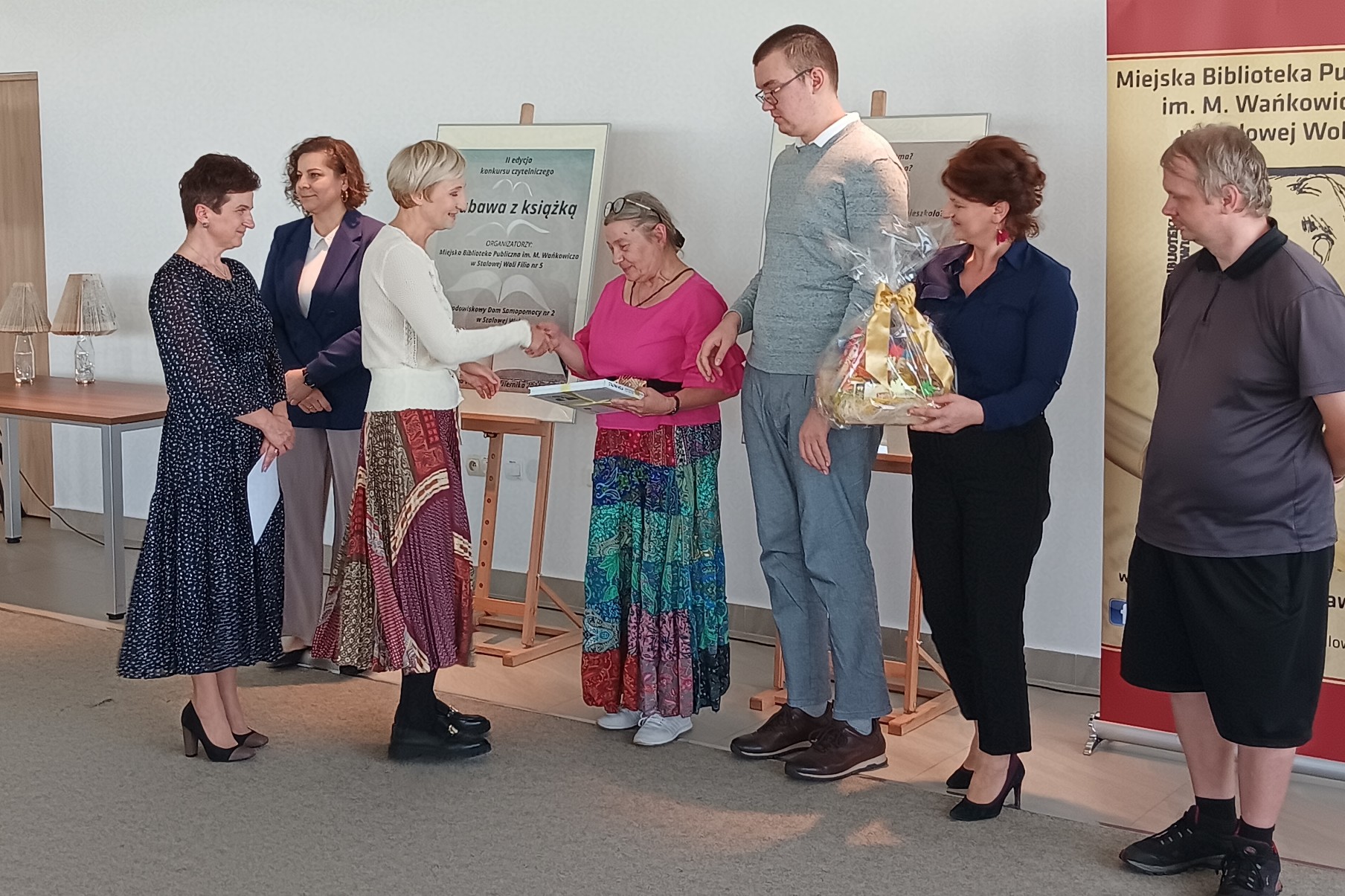 Grupa osób pozująca do zdjęcia
