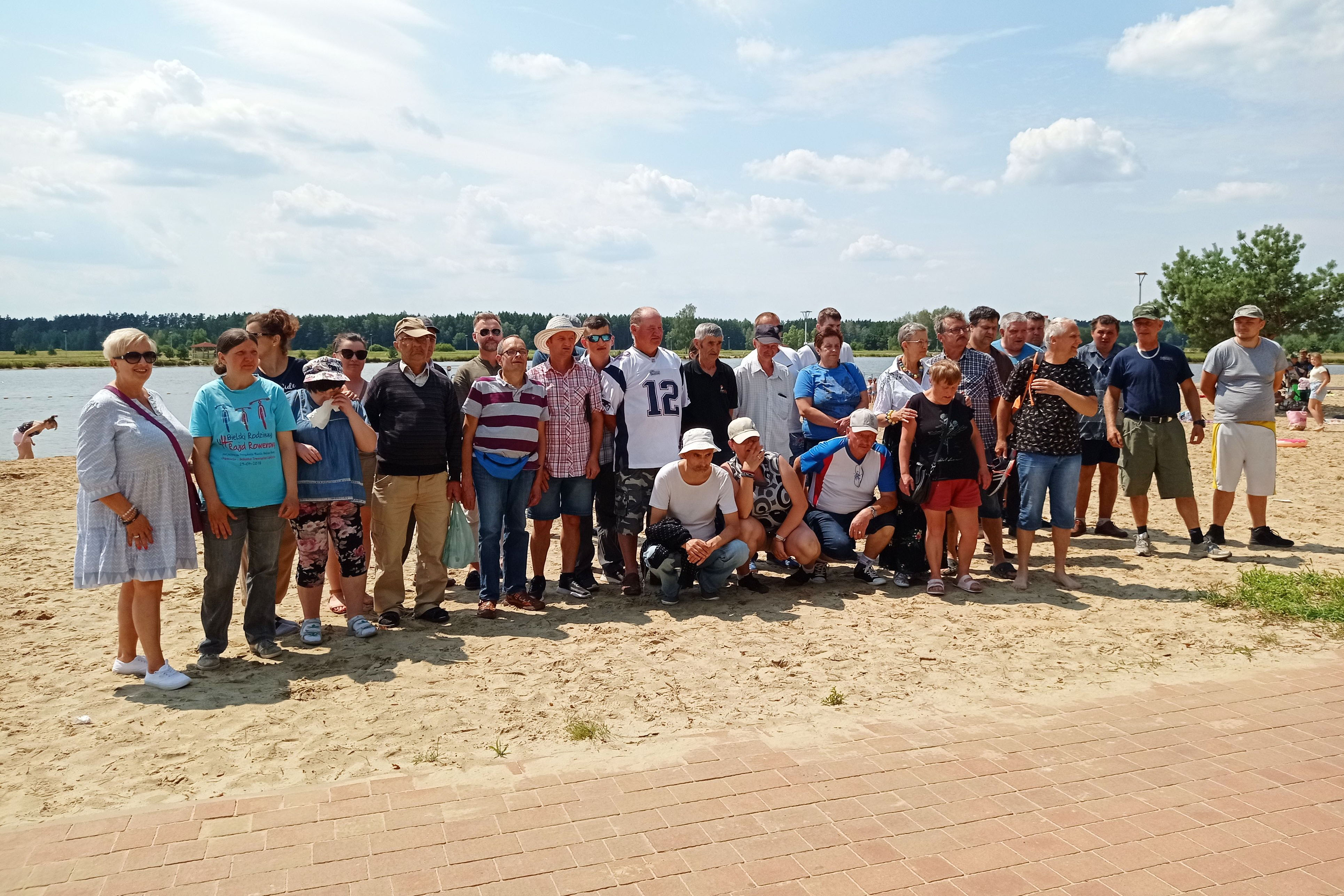 Grupa osób nad zalewem