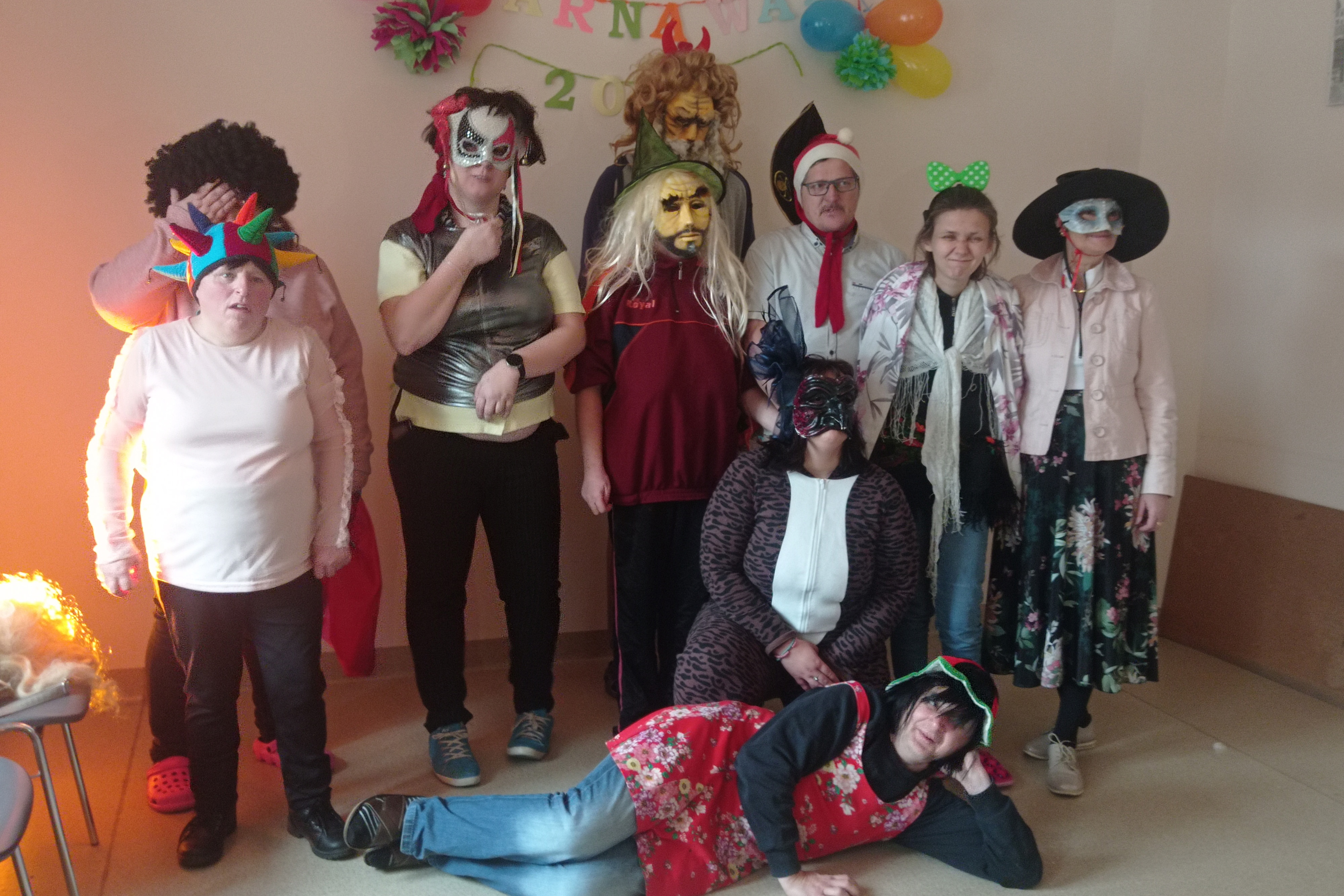Grupa osób pozująca do zdjęcia