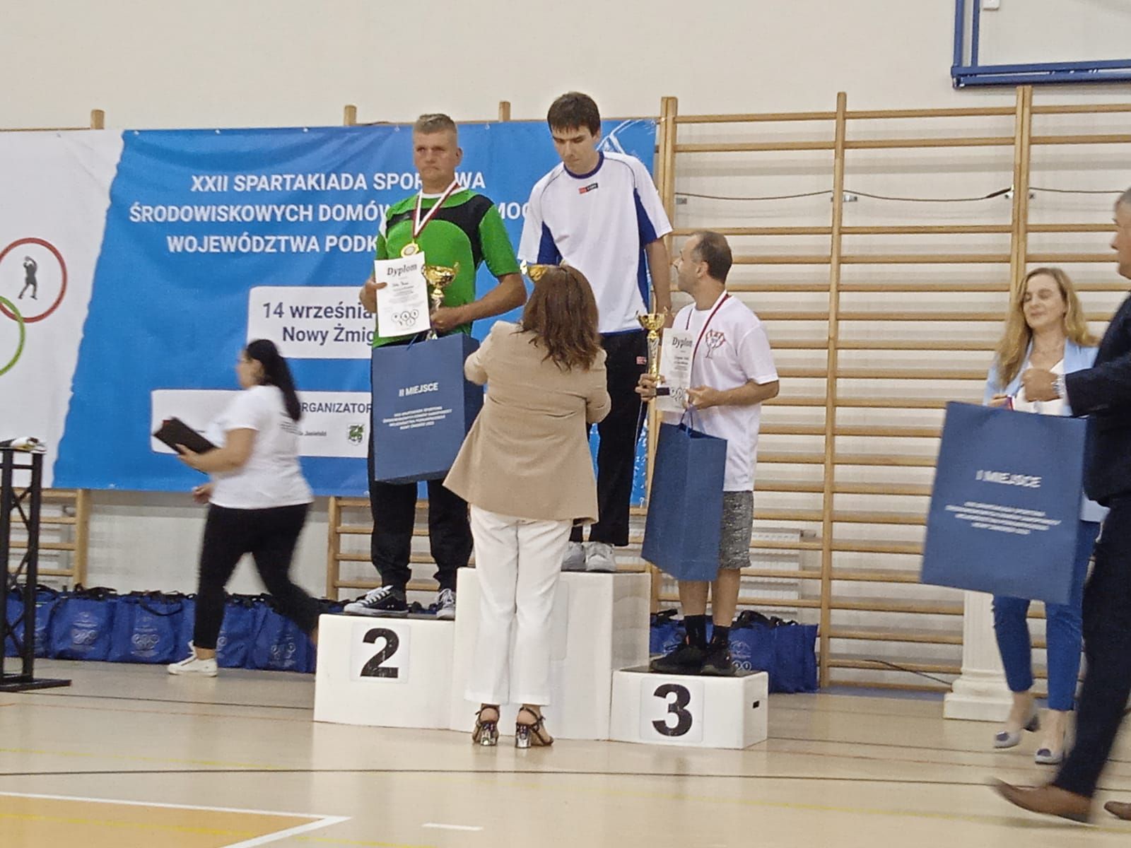 Wręczanie medali zwycięzcom podczas spartakiady