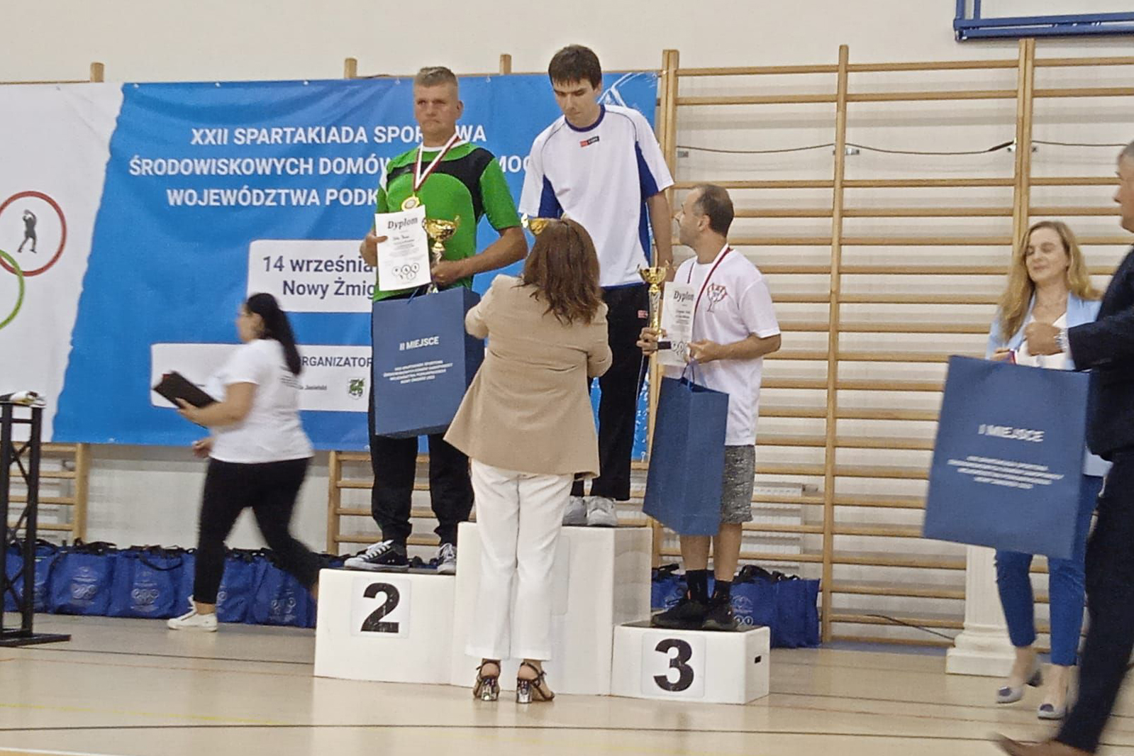 Wręczanie medali zwycięzcom podczas spartakiady