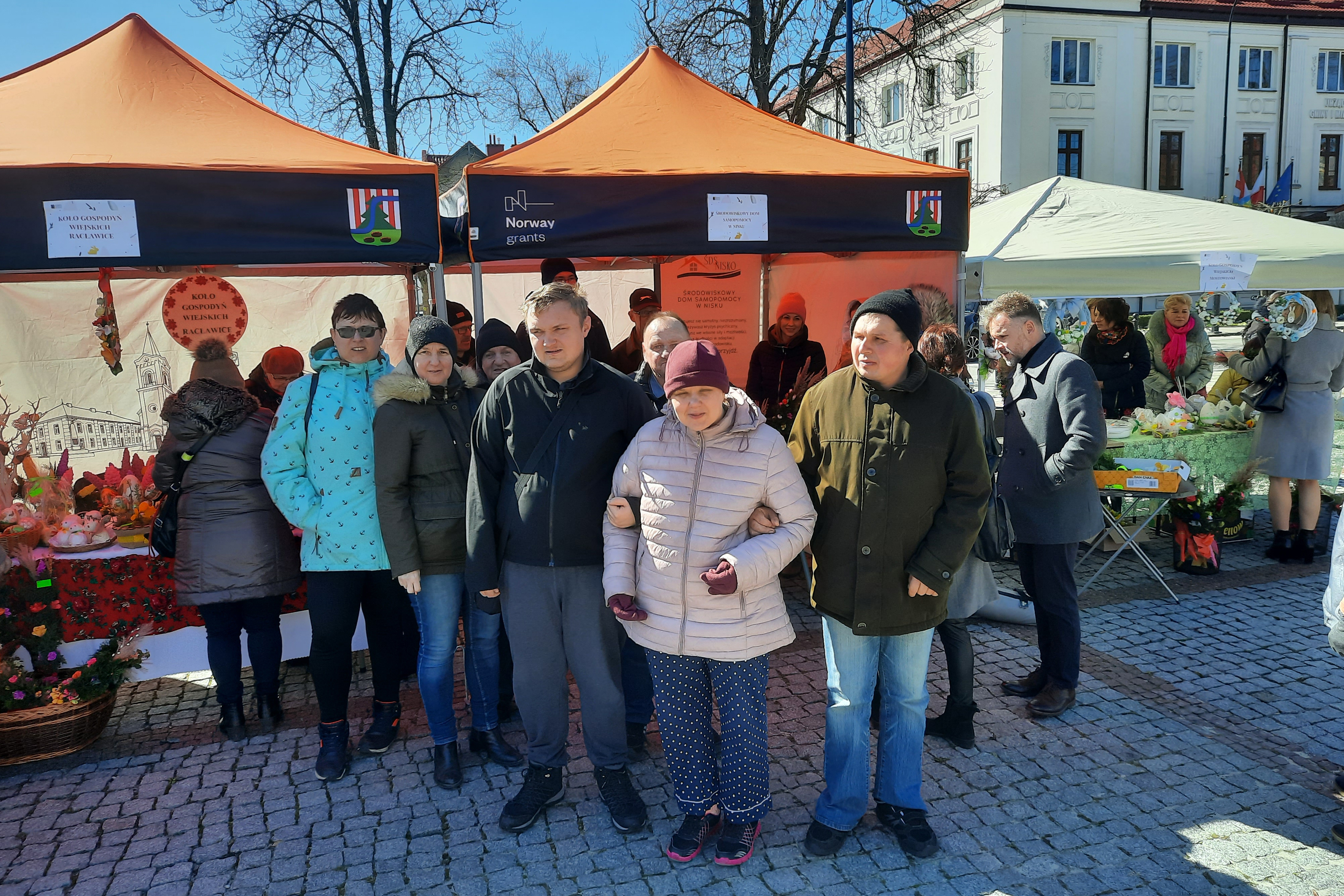 Grupa osób pozująca do zdjęcia