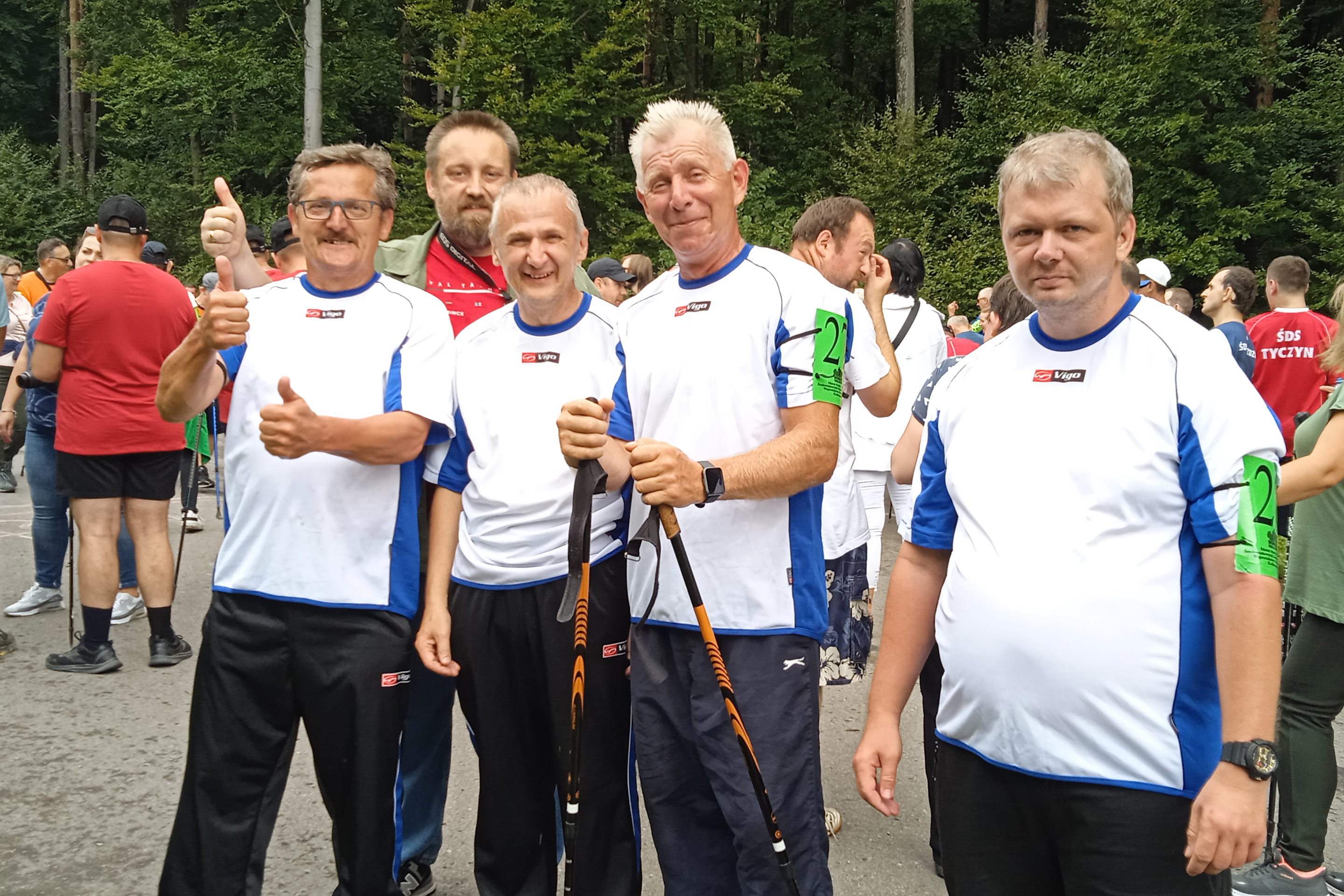 Grupa osób pozująca do zdjęcia podczas zawodów