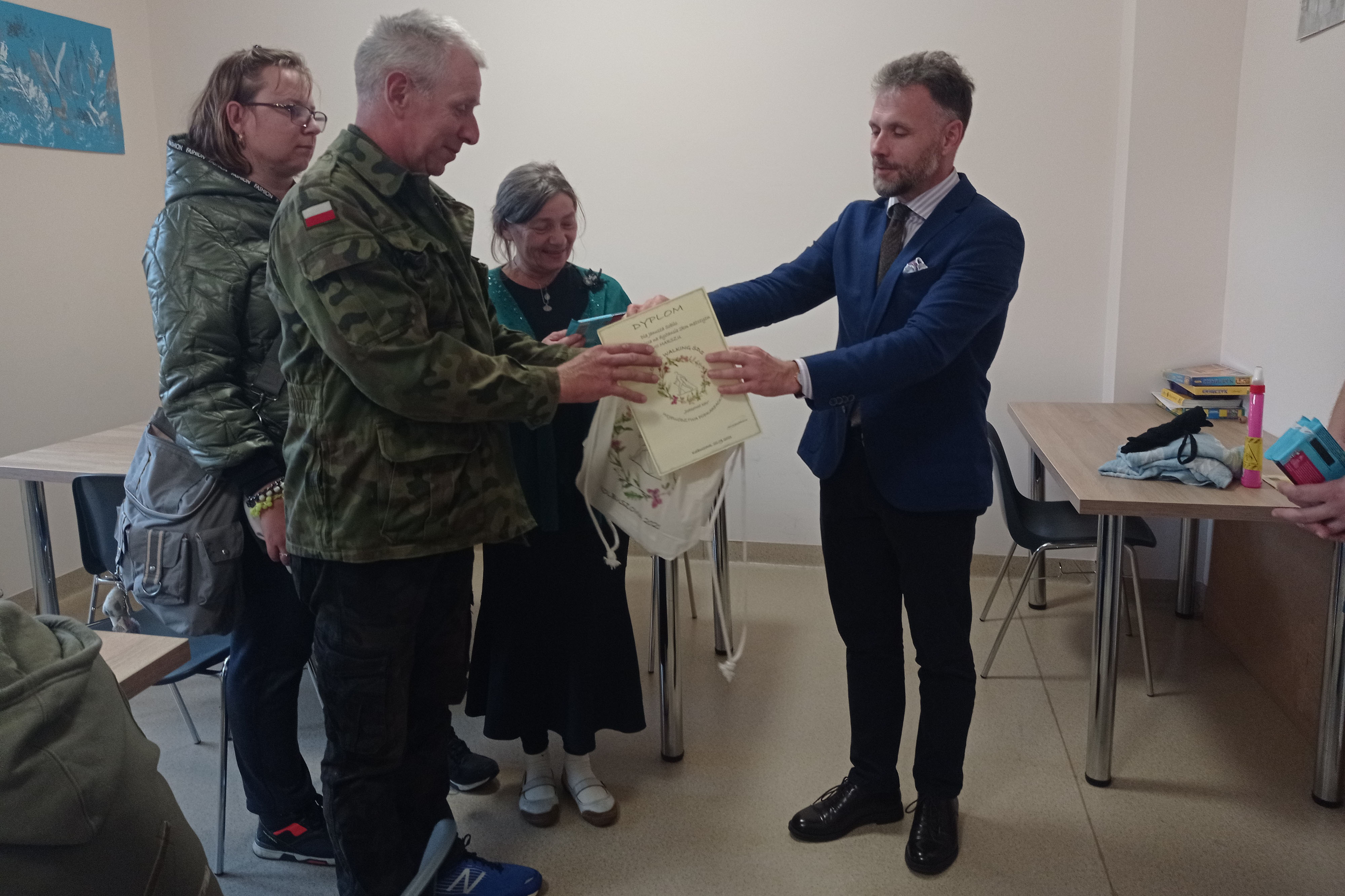 Osoba wręczająca dyplom