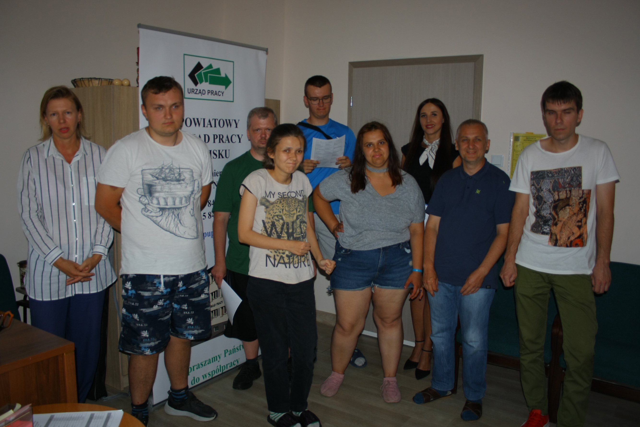 Grupa osób pozująca do zdjęcia
