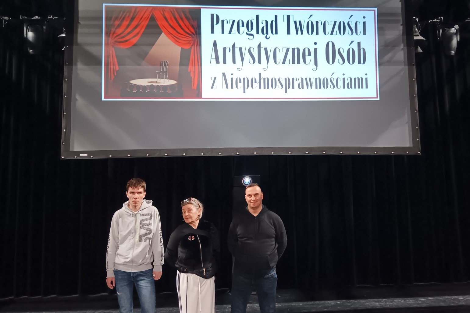 Osoby pozujące do zdjęcia podczas Przeglądu