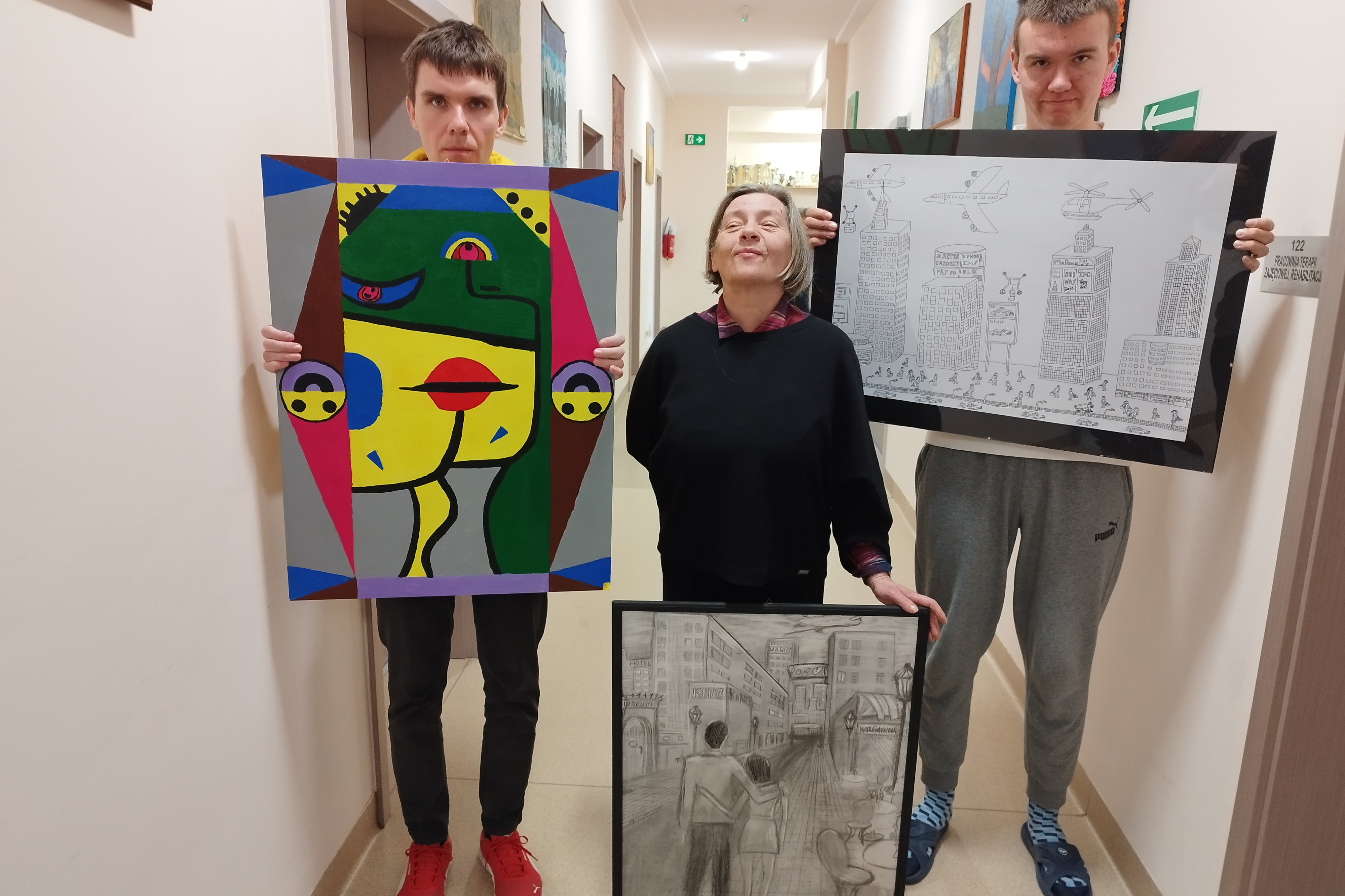 Grupa osób pozująca do zdjęcia