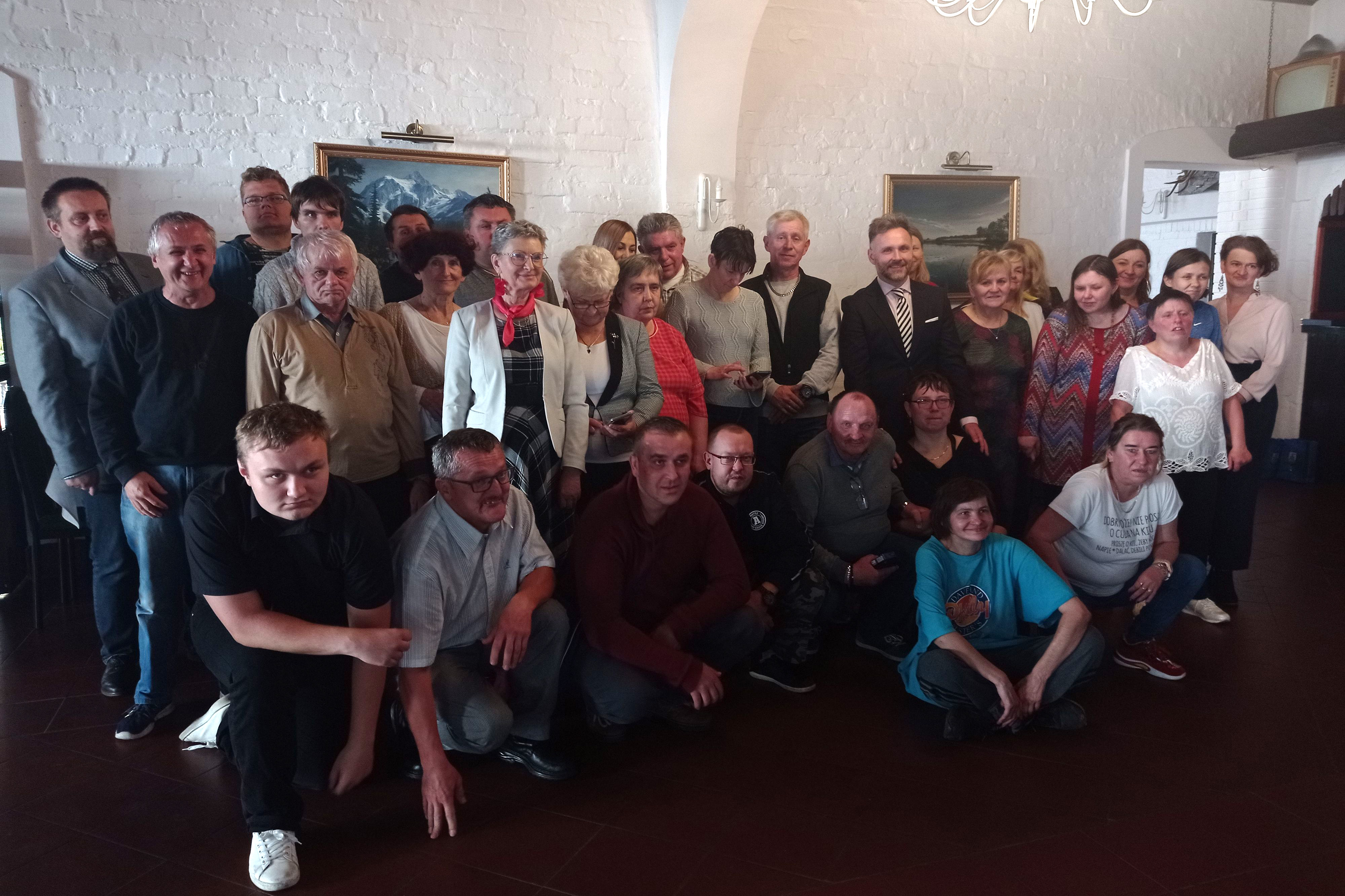 Grupa osób pozująca do zdjęcia