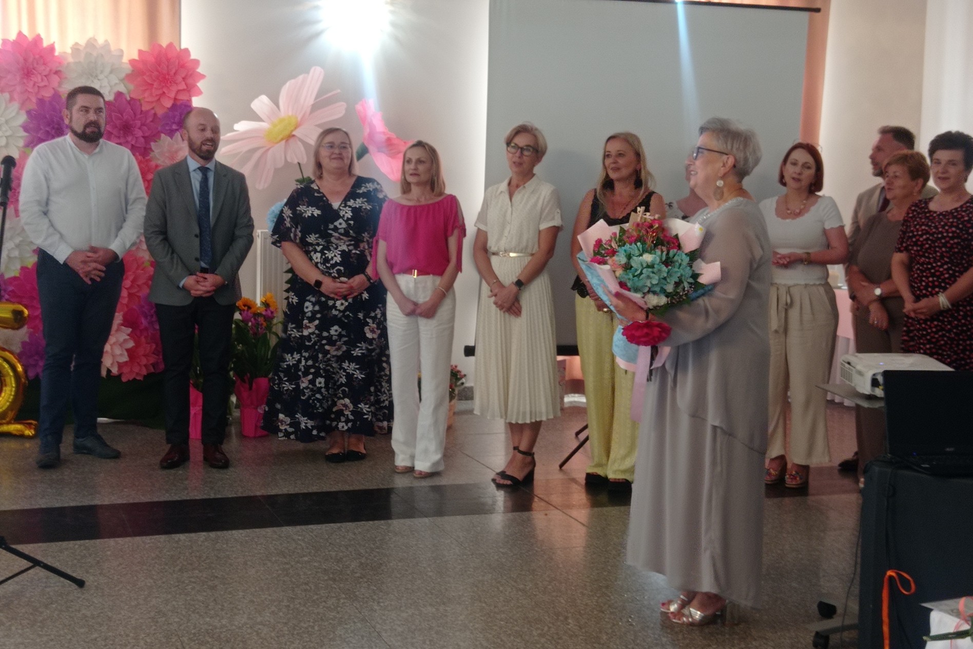 Grupa osób pozująca do zdjęcia