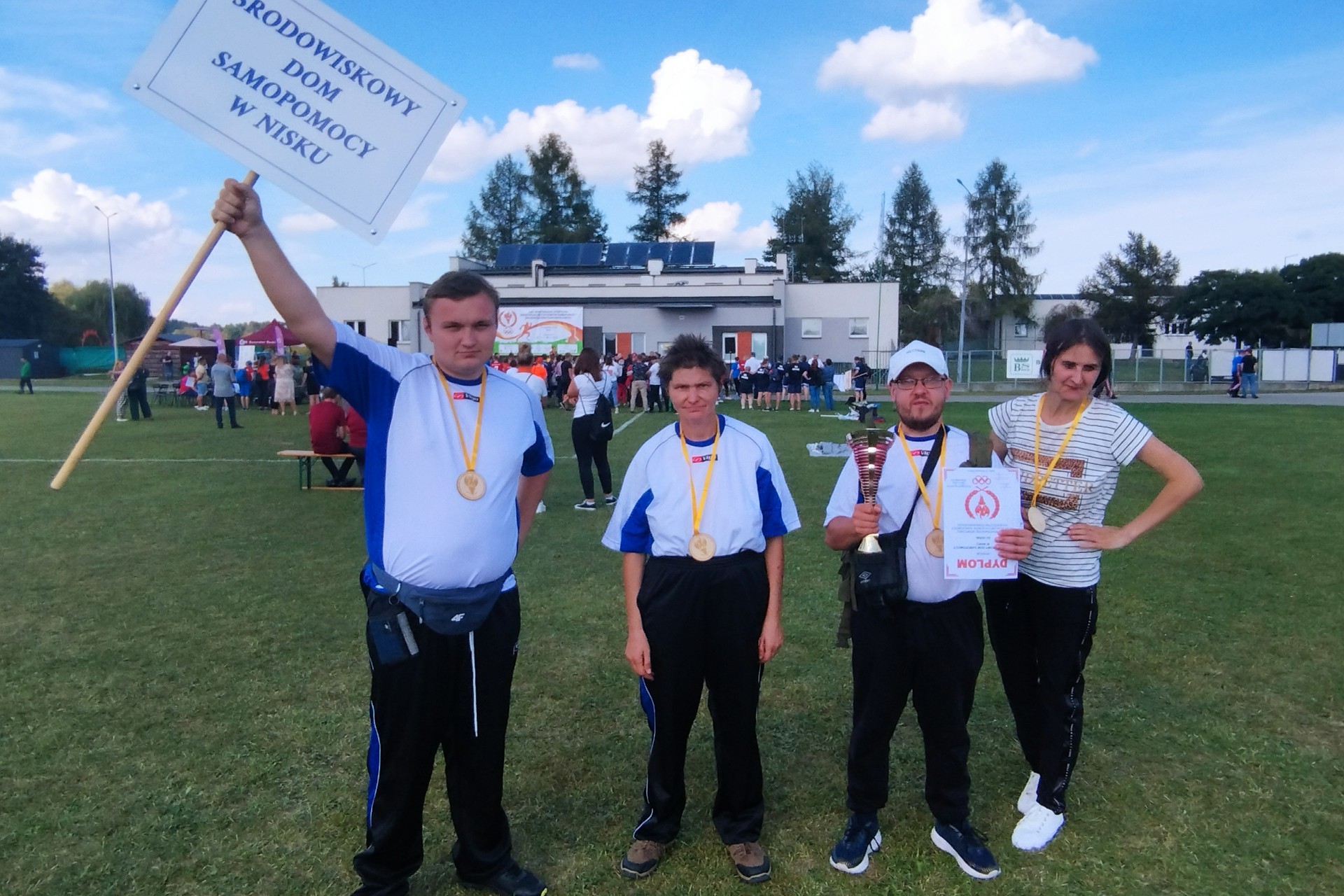 Osoby podczas spartakiady sportowej.