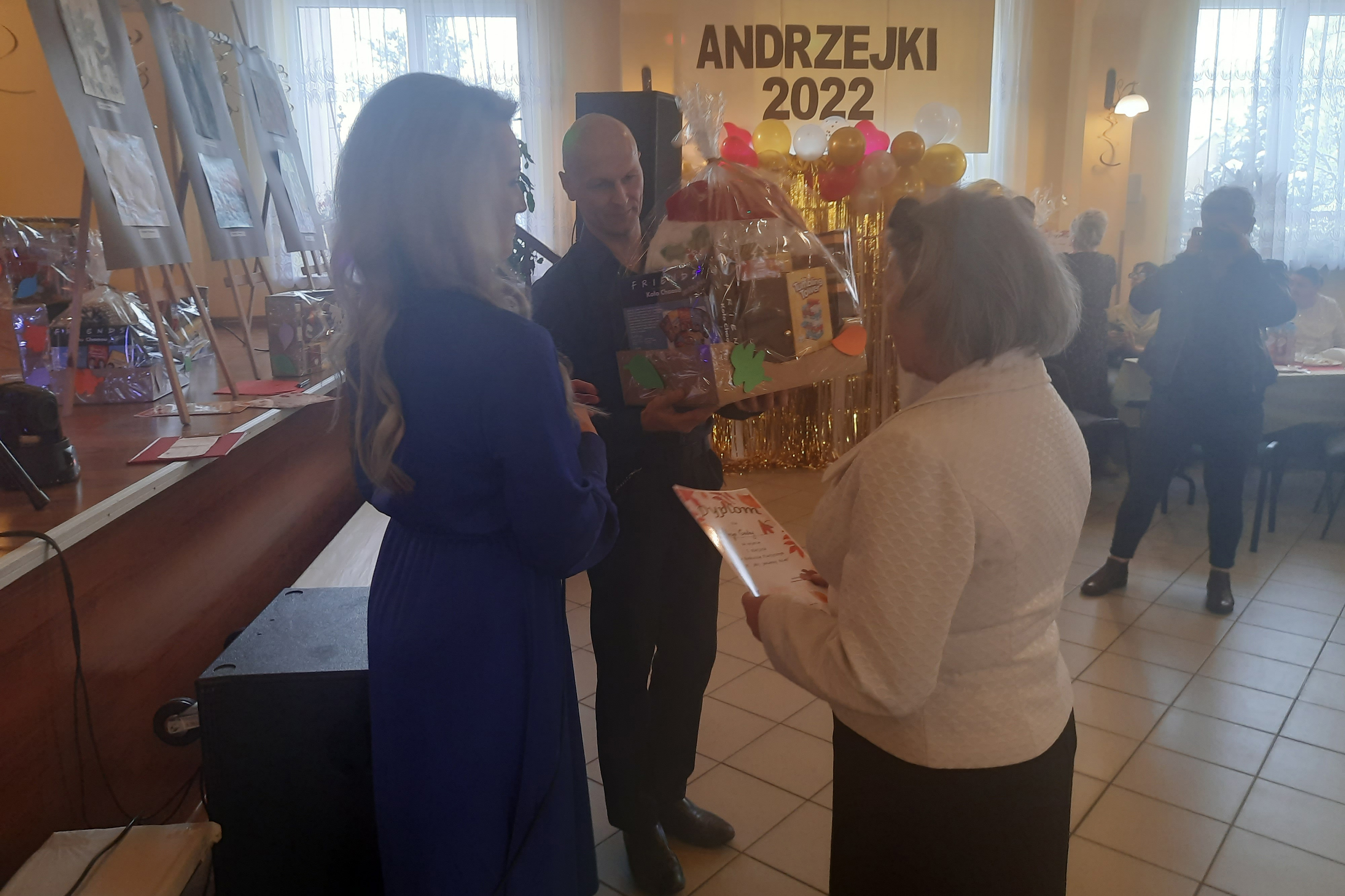 Osoby wręczające dyplom i prezent