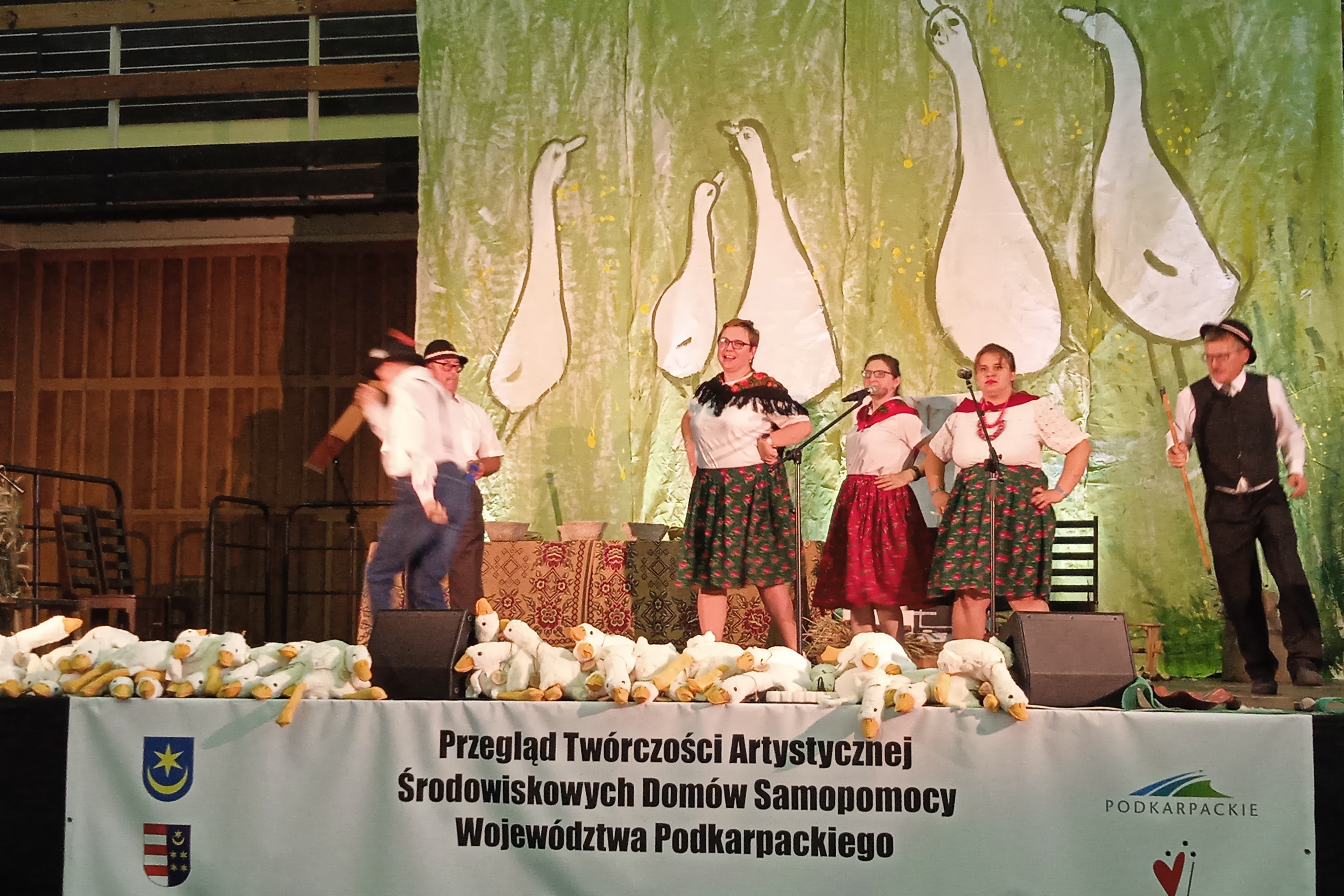 Grupa osób podczas występu na scenie