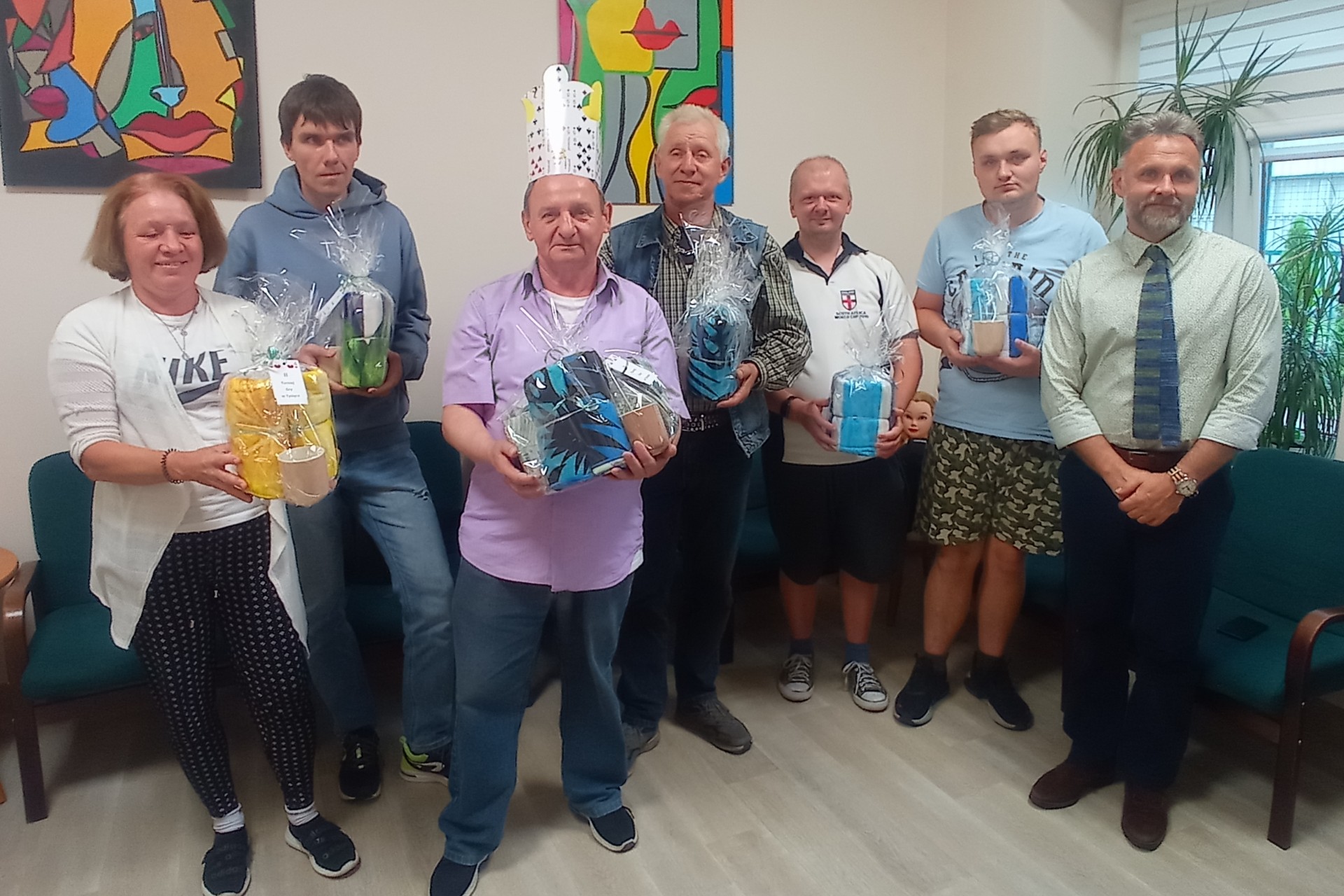 Grupa osób pozująca do zdjęcia podczas Turnieju karcianego