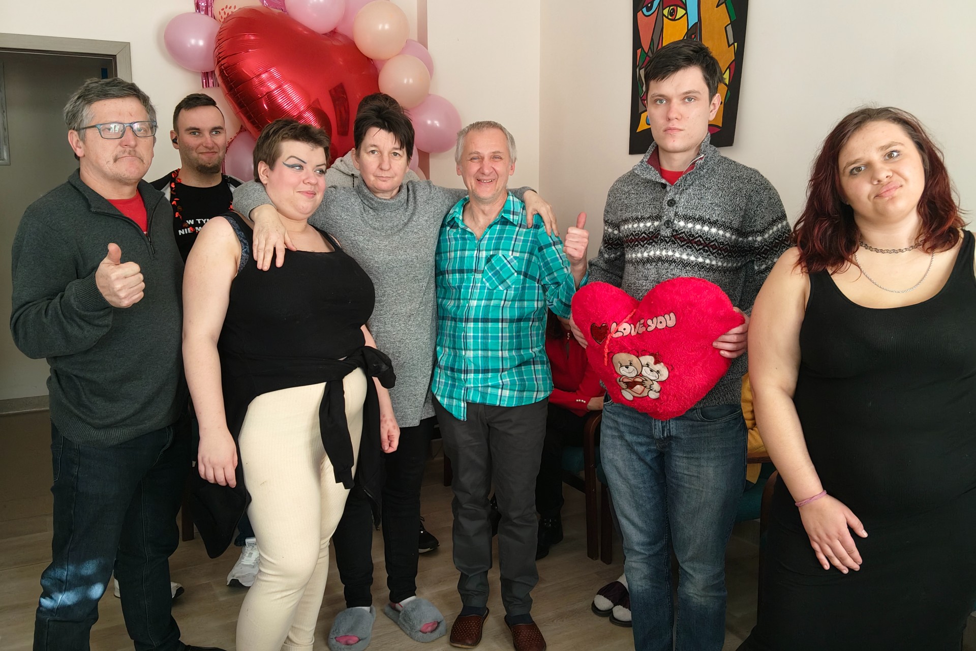 Grupa osób pozująca do zdjęcia