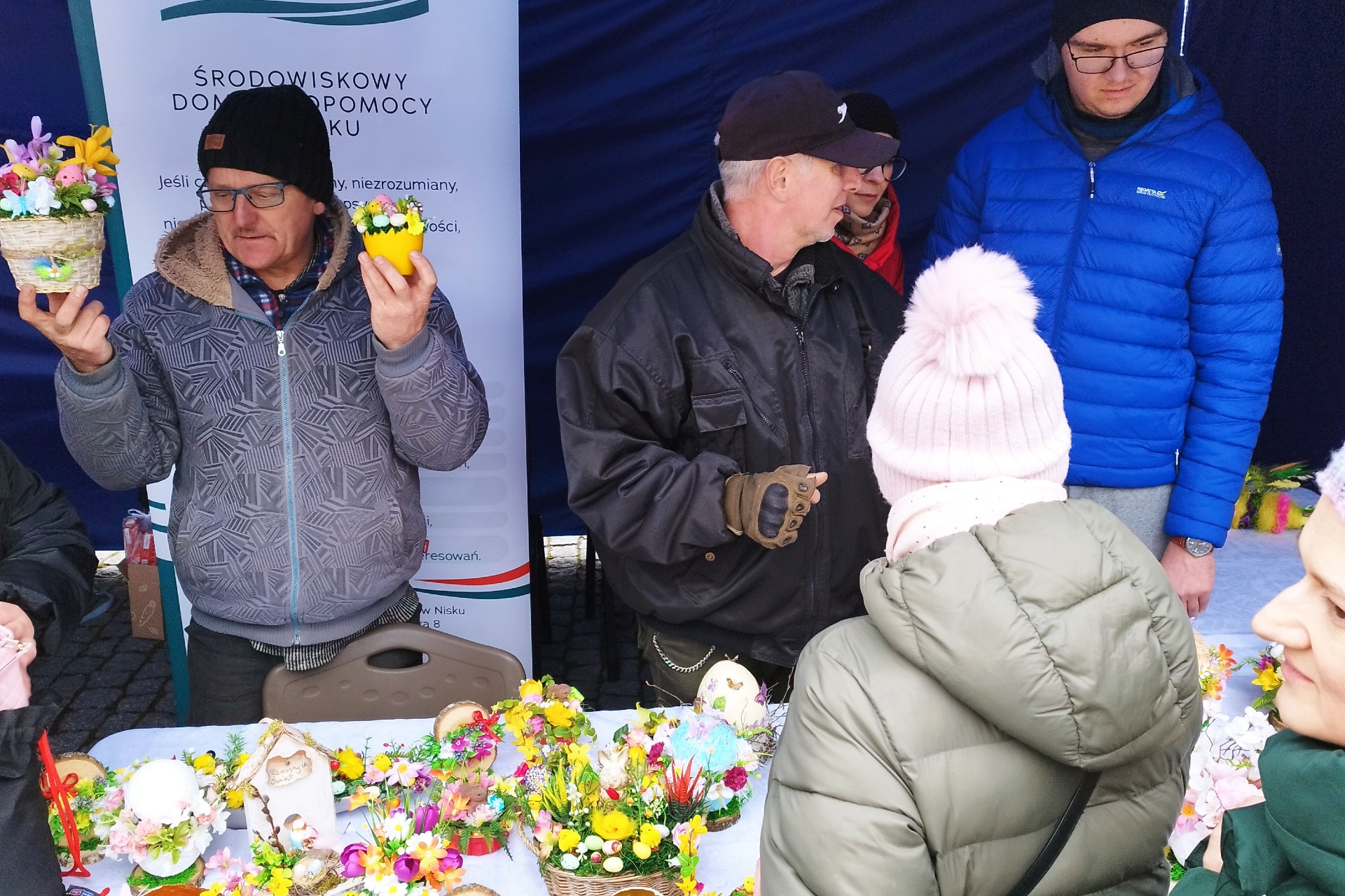 Osoby sprzedające ozdoby świąteczne