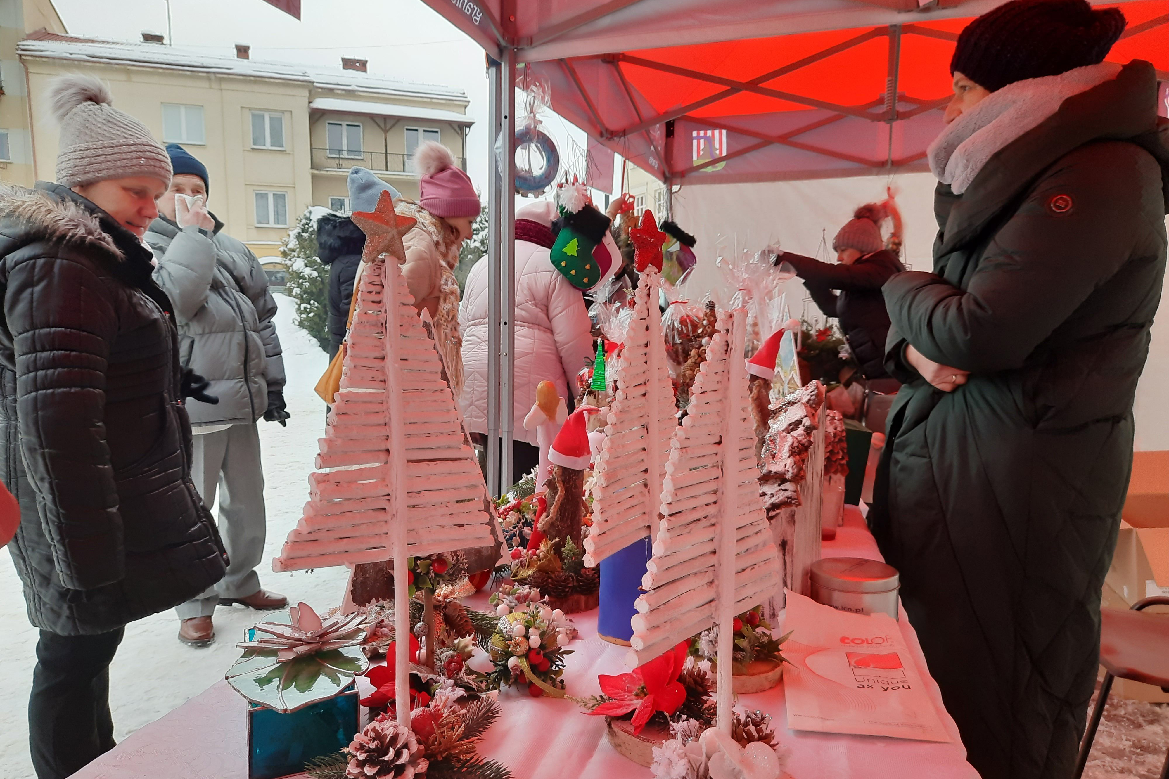 Osoba sprzedająca ozdoby Bożonarodzeniowe