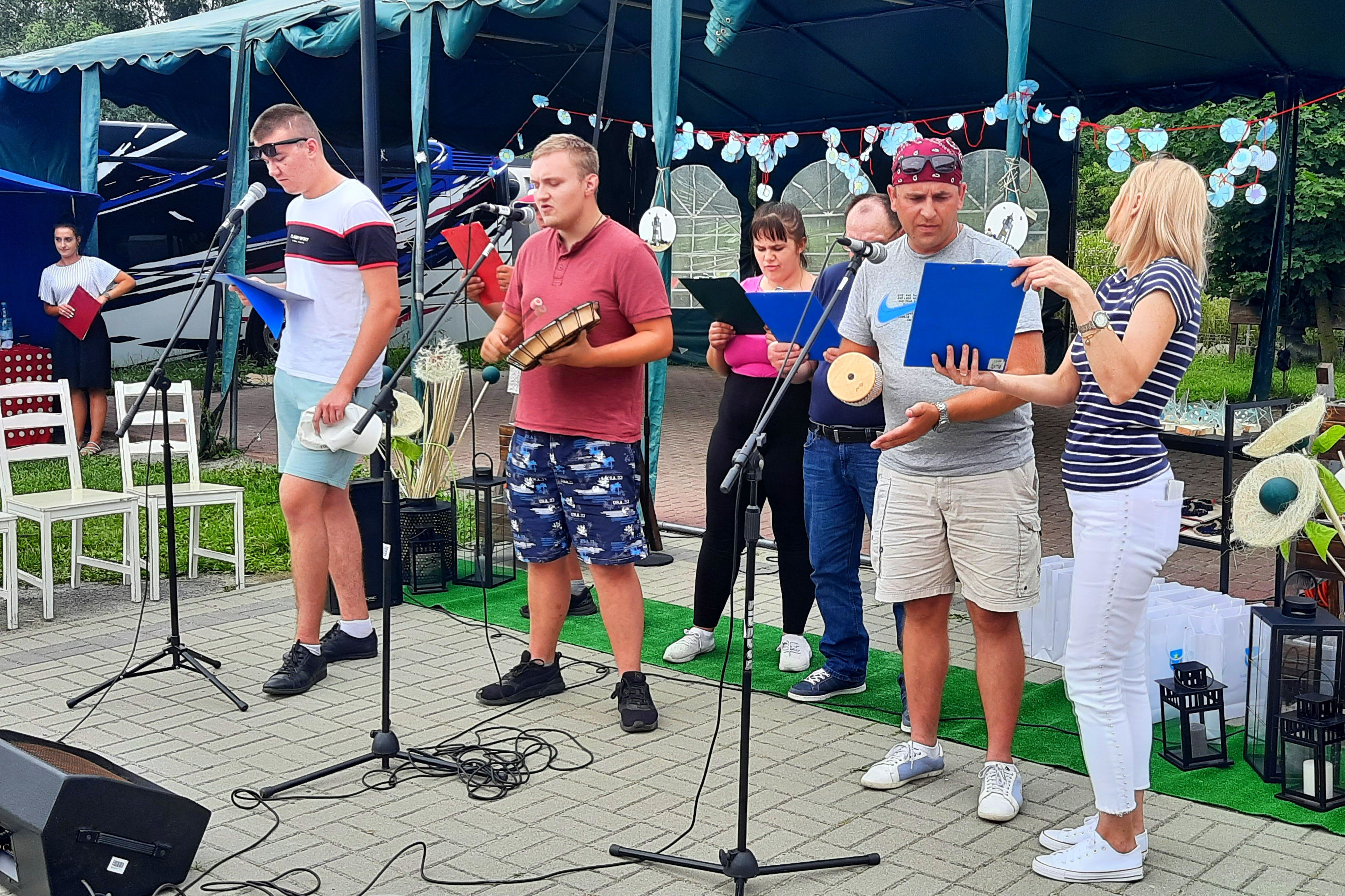 Śpiewająca grupka osób